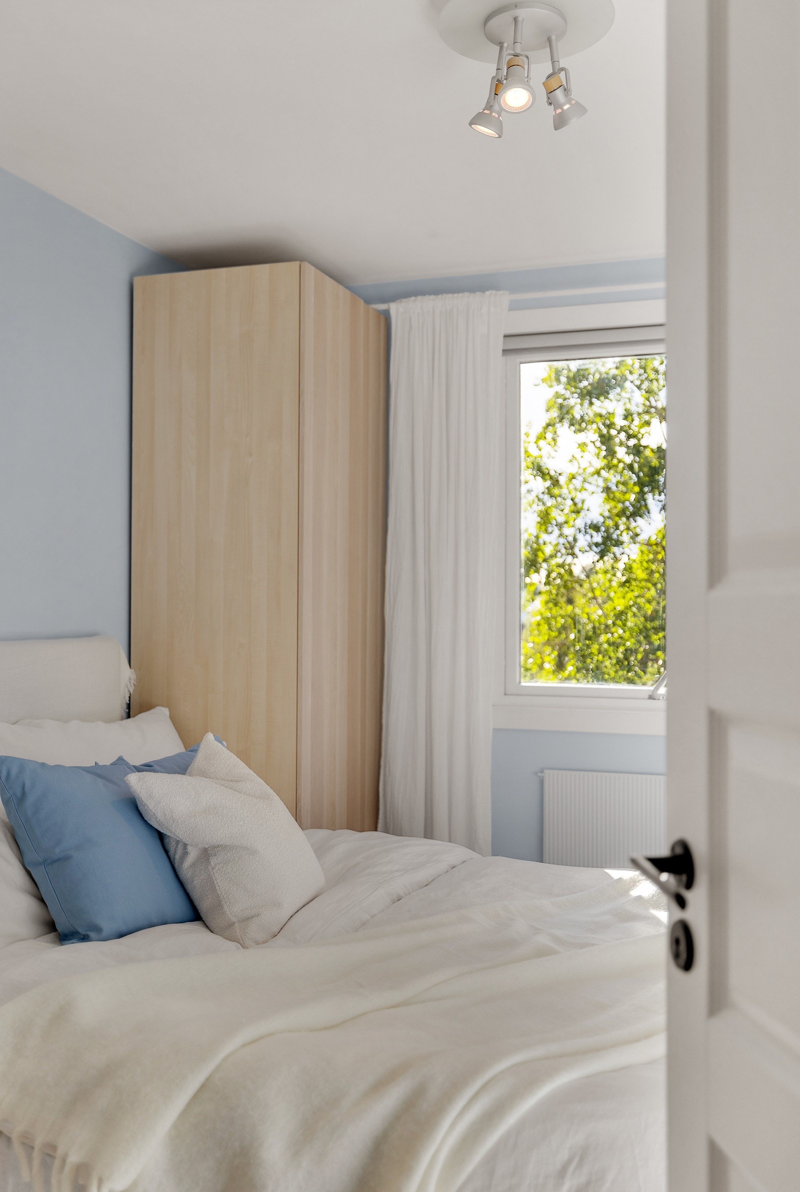 Det er etablert garderobeskap på begge sider av sengen, maks utnyttelse av plassen. Galleribilde