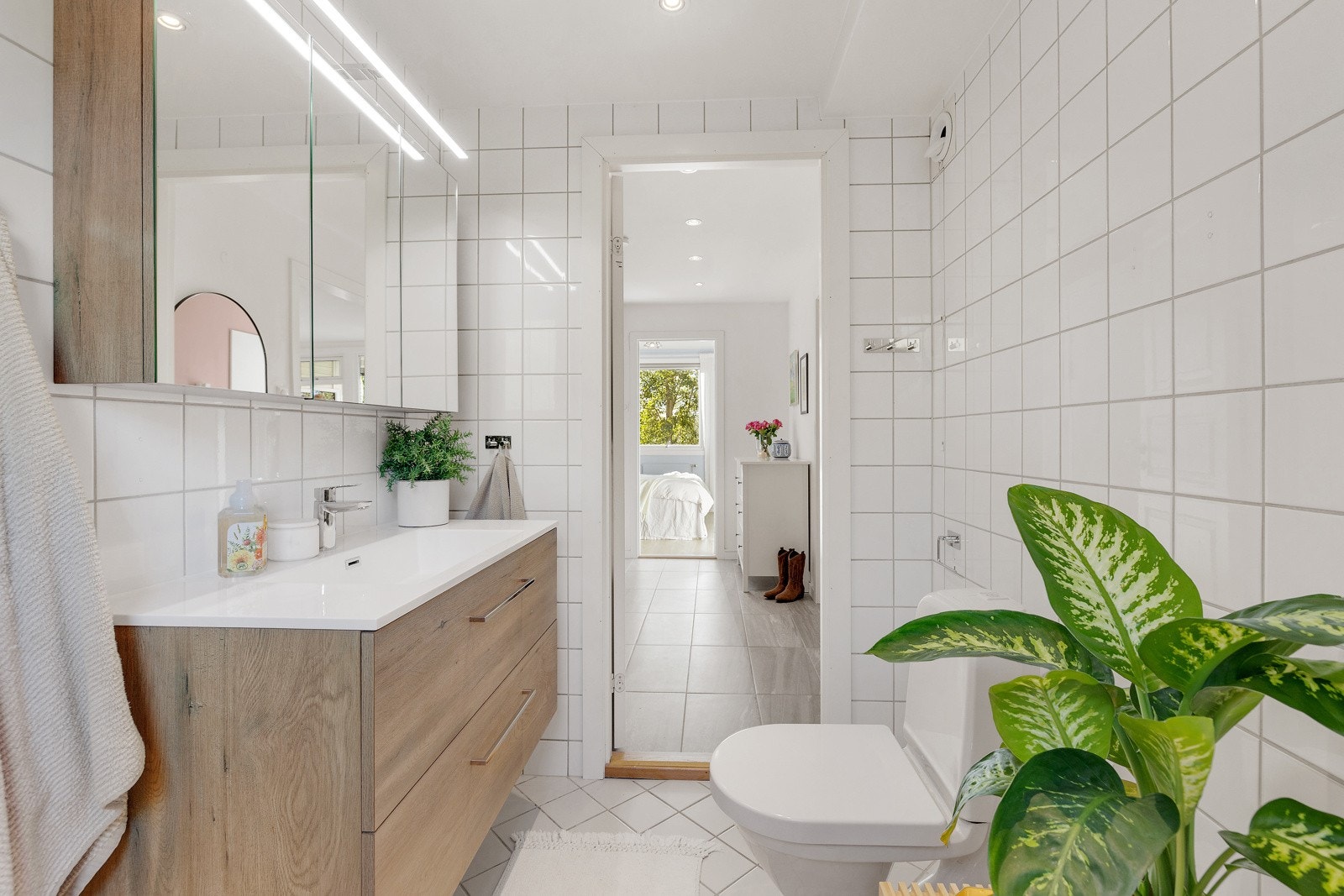 Servantinnredning og speilskap fra 2021. Det ble samtidig tilrettelagt for vaskemaskin på badet. Galleribilde