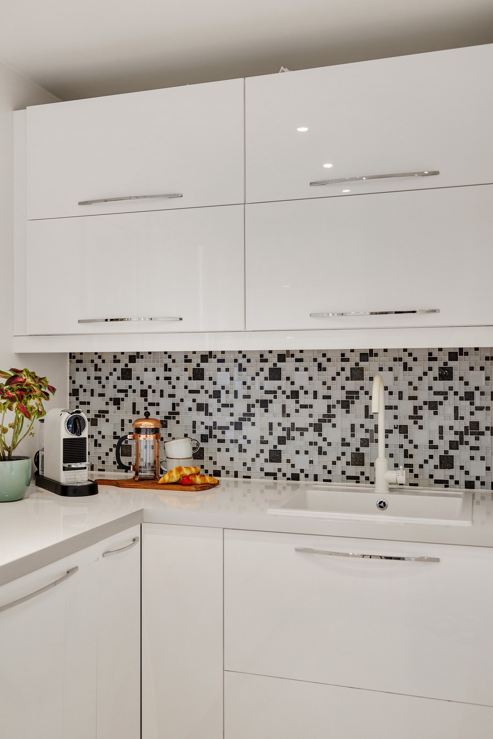 Hvite slette fronter og benkeplate av laminat med oppvaskkum i kompositt med ett-greps armatur. Galleribilde