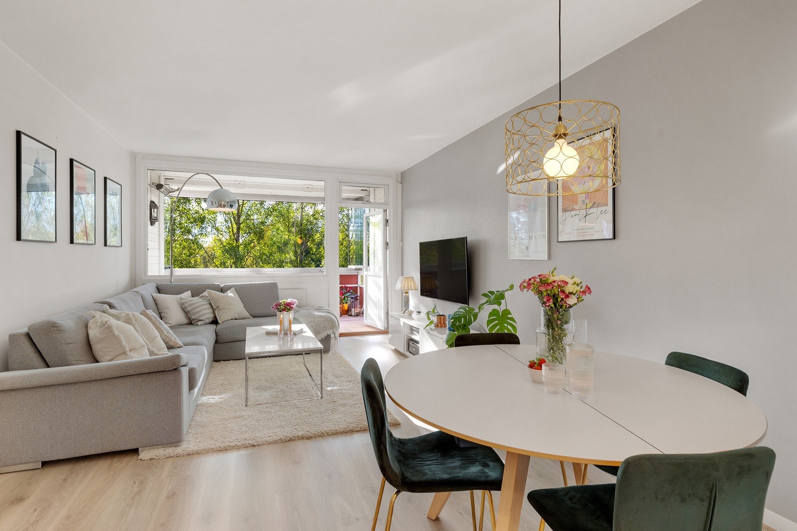 I stuen har du god plass til en større hjørnesofa og spisebord i tilknytning til kjøkkenet. Langveggen bak TV-en i stuen er helsparklet og malt i 2020. Galleribilde