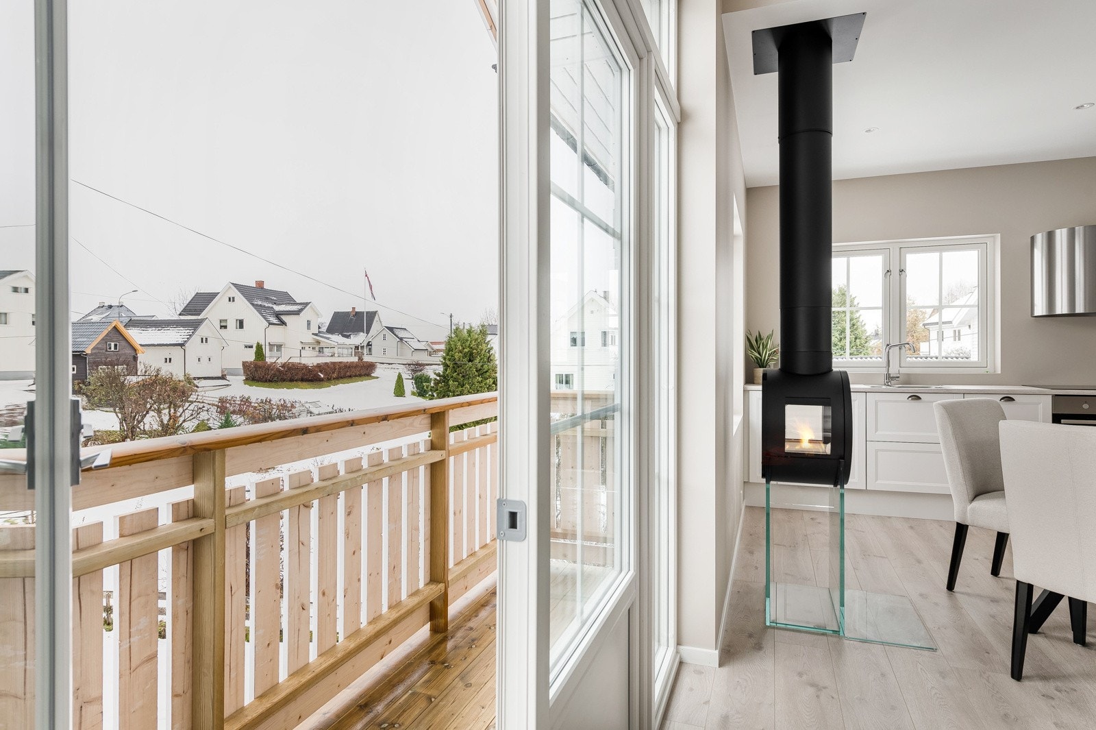 Utgang fra stue til balkong mot nord/øst. Galleribilde