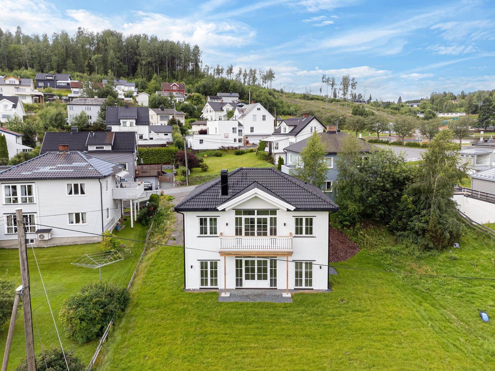 Fastland friluftsbad og Hovde alpinbakke, tennishall, Gjøvik Stadion og Fjellhallen ligger rett i nærheten. Galleribilde