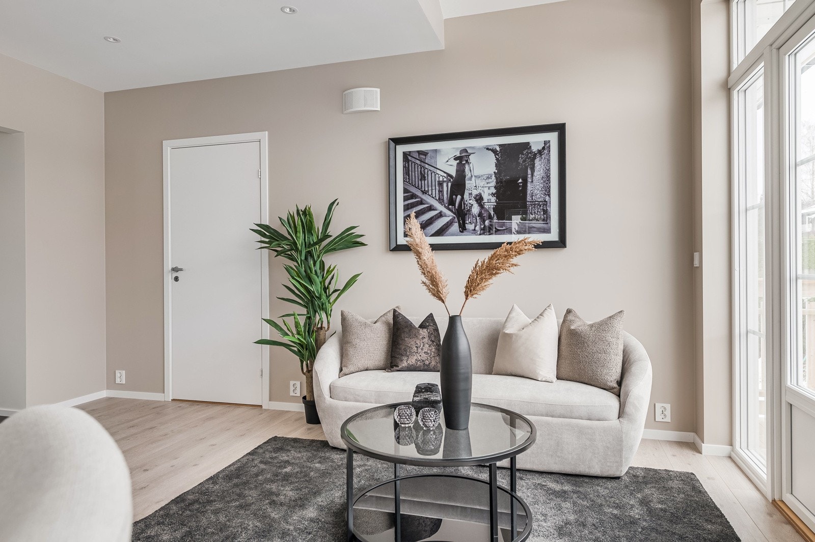 Boligen har gjennomgående malte glatte flater, malt i en lun beige farge. Galleribilde