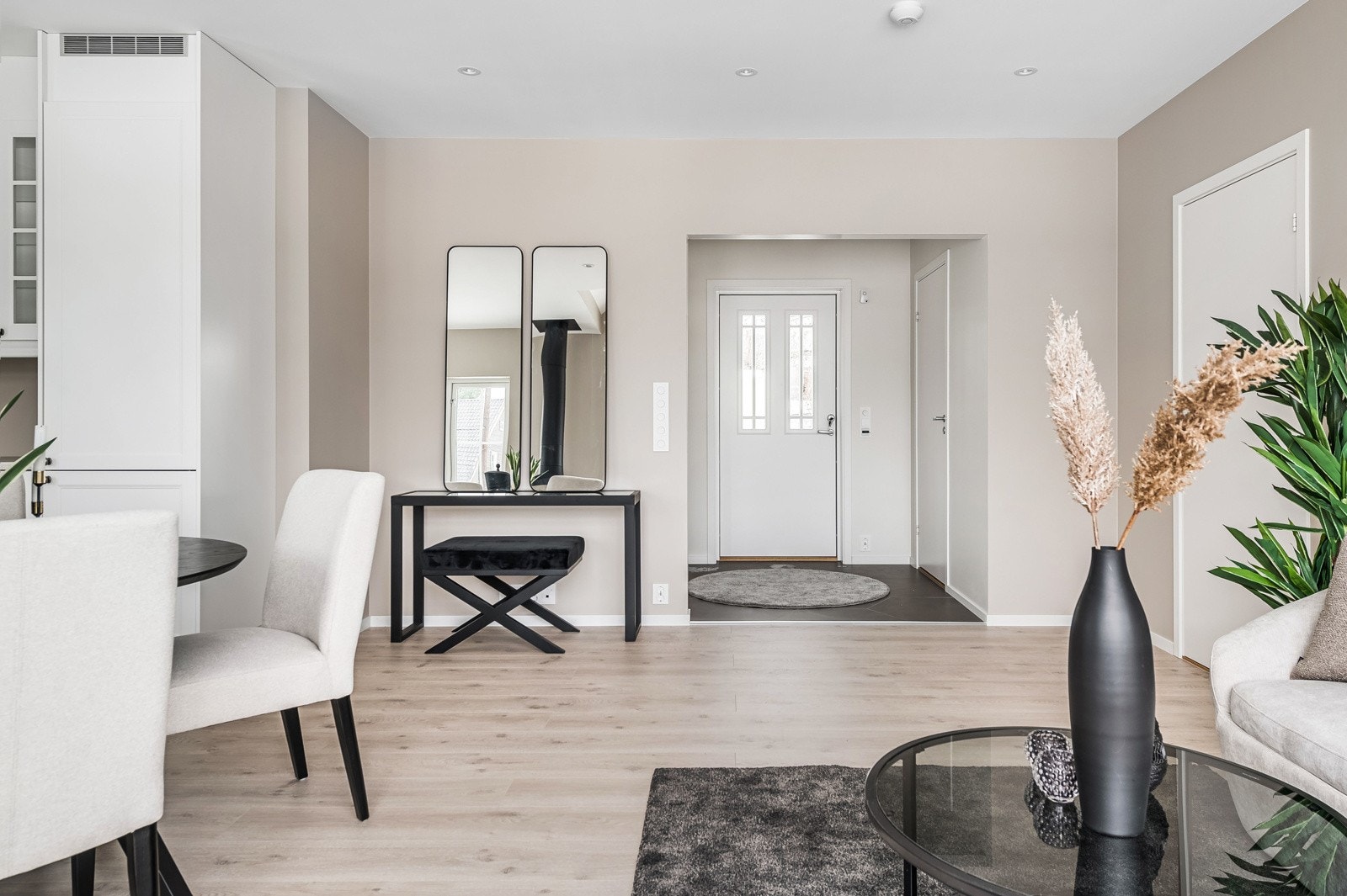 Boligen har gjennomgående lyse laminat gulv. Galleribilde