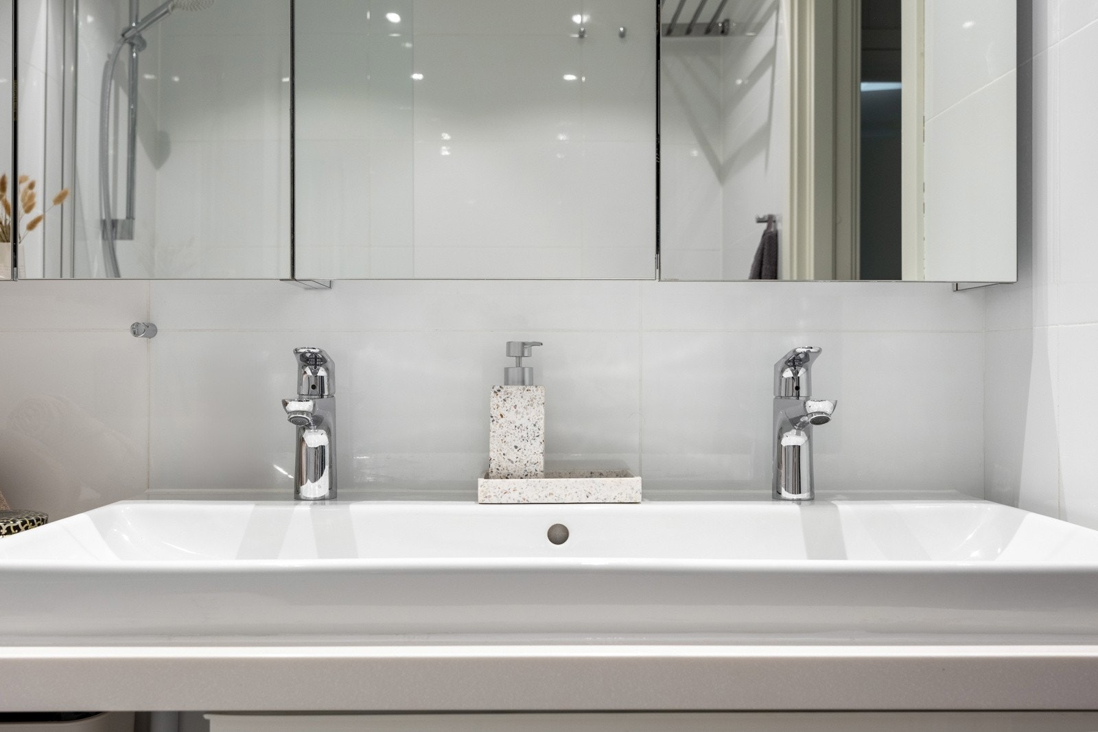 Badet er utstyrt med dobbelt servant som har vært praktisk for travle morgninger. Galleribilde