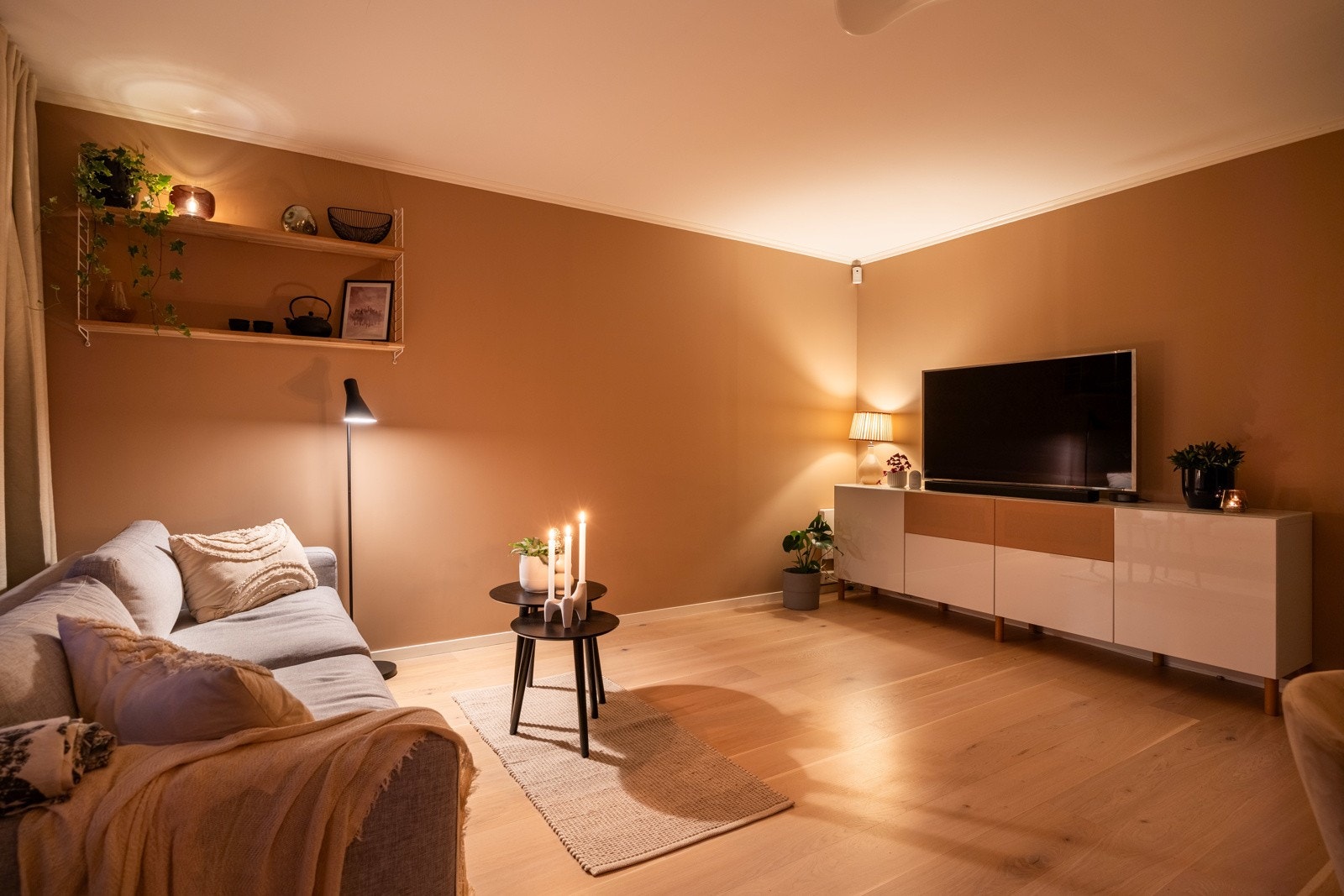 Romslig stue med god plass til sofakrok og spiseseksjon. Galleribilde