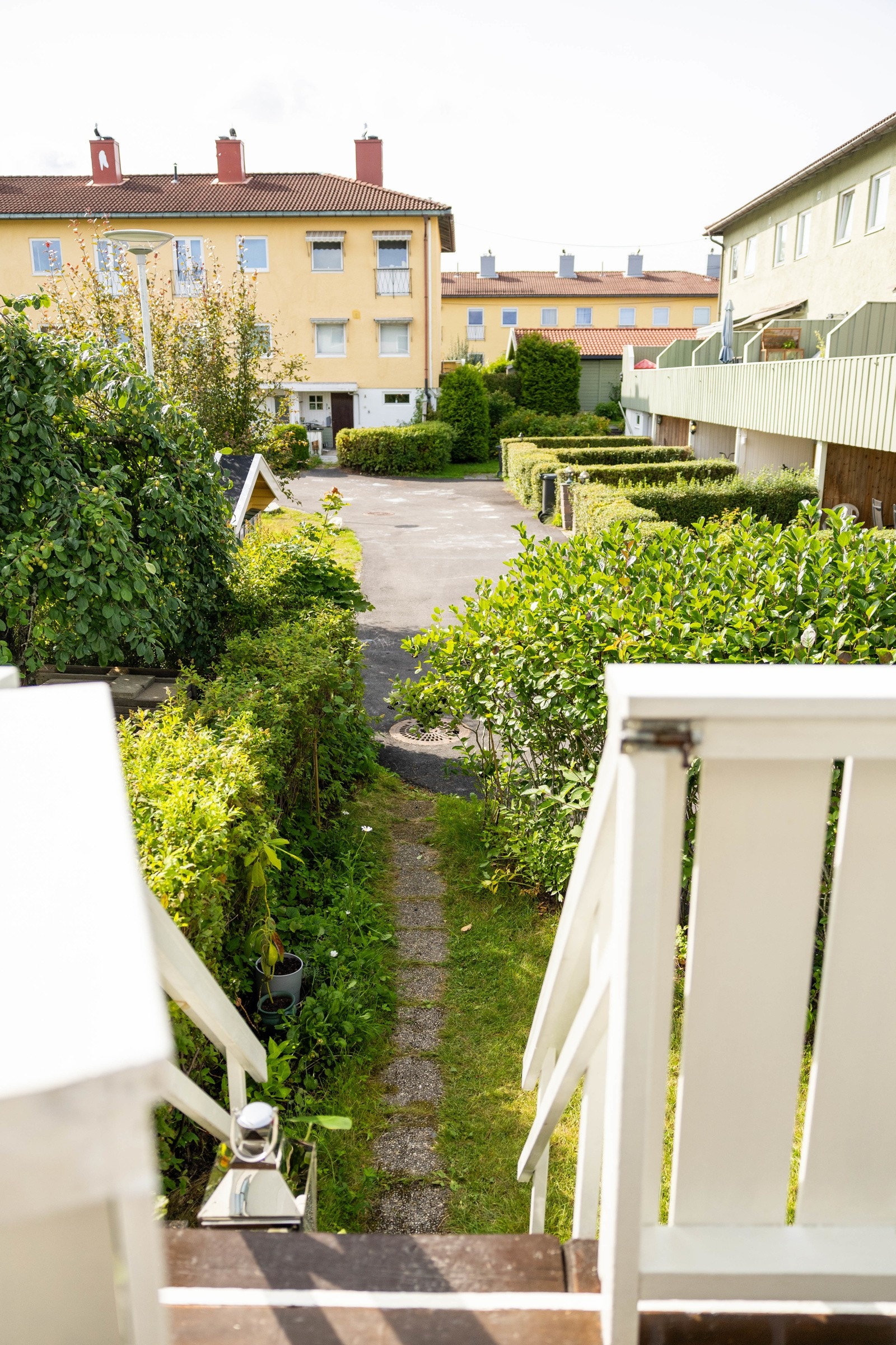 Fra terrassen er det trapp ned til en liten skjermet hage, og videre tilgang til tunet med lekeplass. Galleribilde