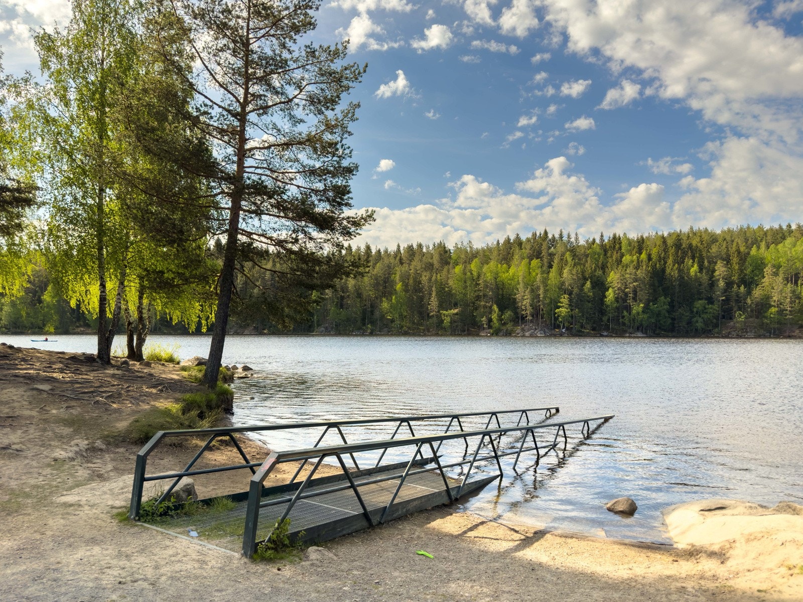 Her finner du flotte tur- og sykkelstier, samt populære badeplasser ved Nøklevann (15 min) og Ulsrudvann (20 min). Galleribilde