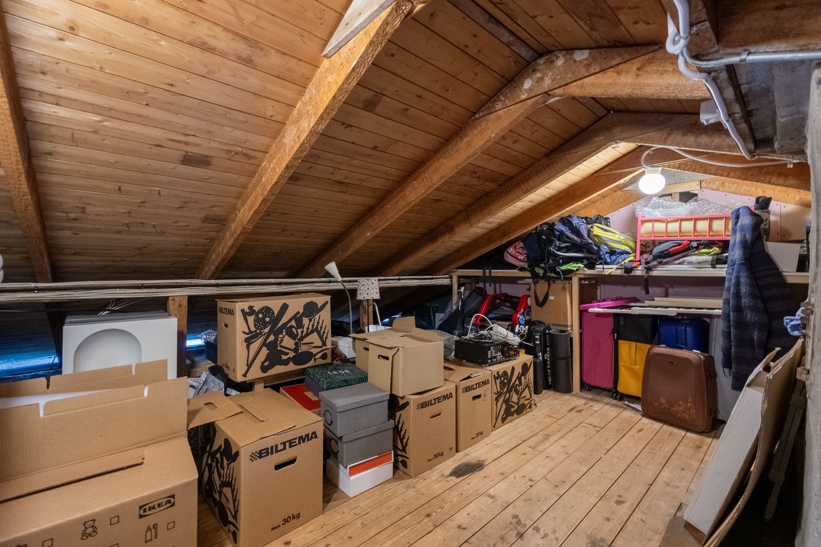 Romslig loft med mye lagringsplass og god ventilasjon som gjør at man kan lagre det man måtte ønske Galleribilde