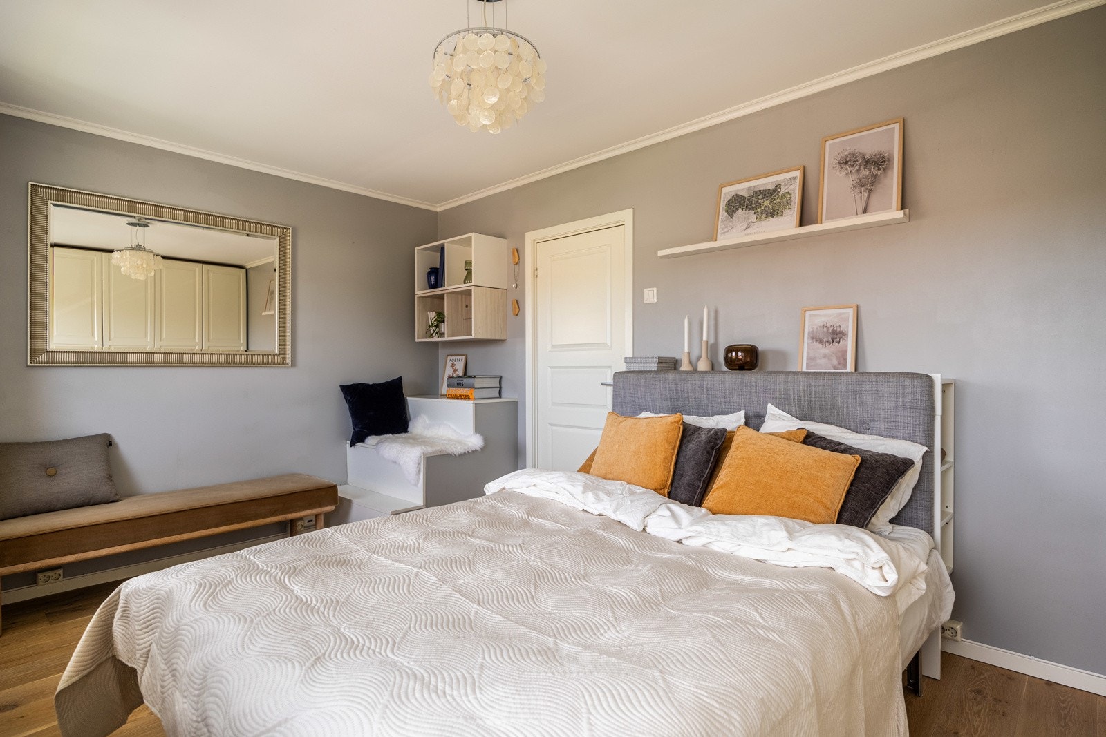 Romslig hovedsoverom med god plass til stor seng og garderobeløsning. Galleribilde