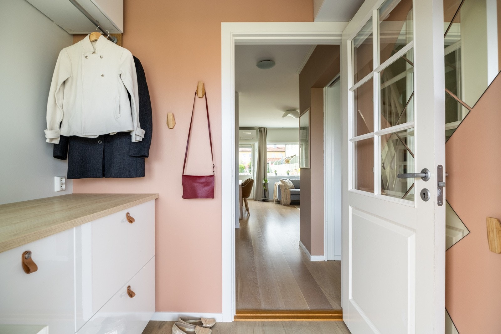 Du blir ønsket velkommen inn i en lys og romslig entré med god plass til oppbevaring av sko og yttertøy. Galleribilde