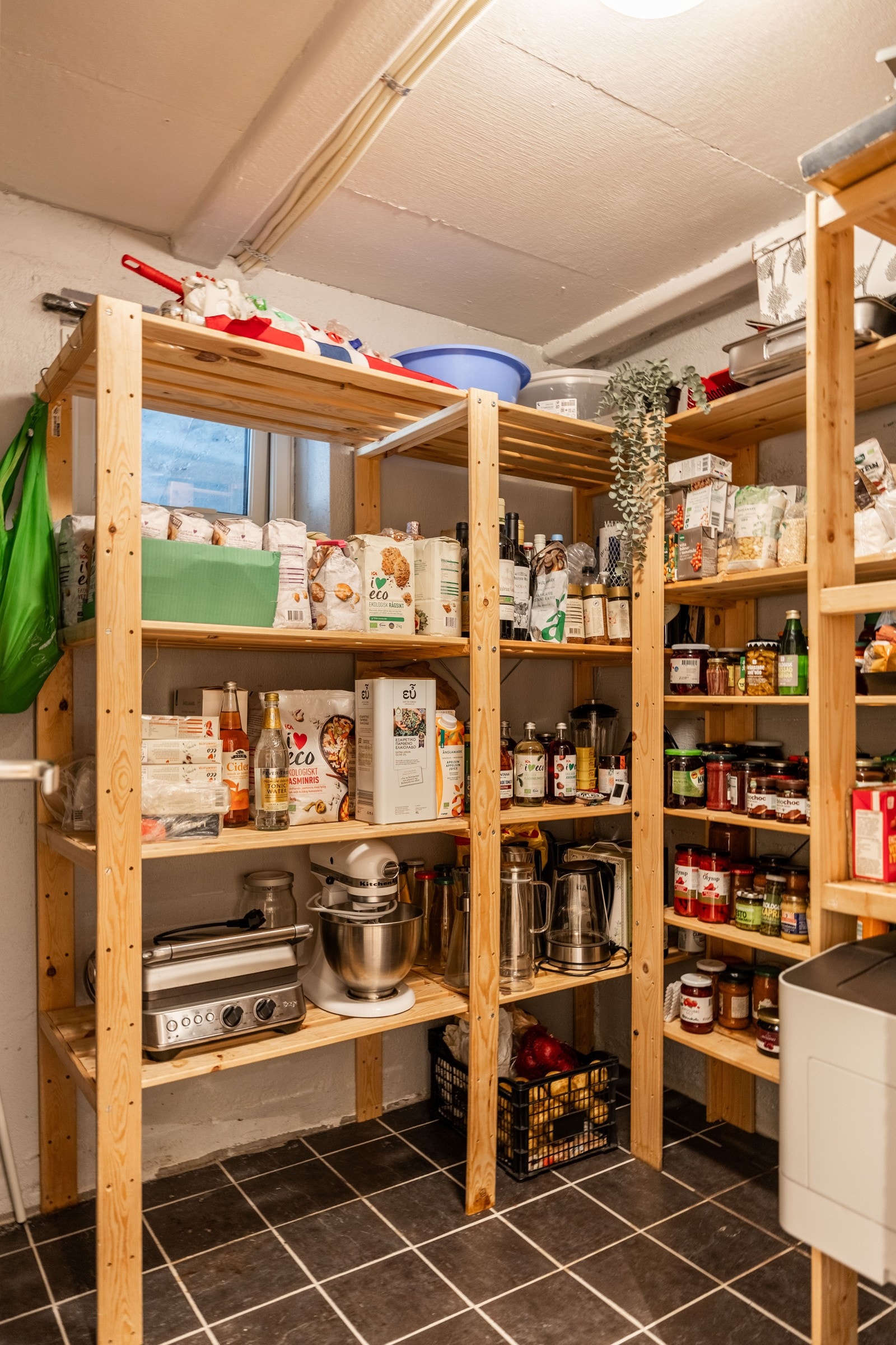 Det er en praktisk bod i underetasjen som kan brukes til ekstra lagring. Galleribilde