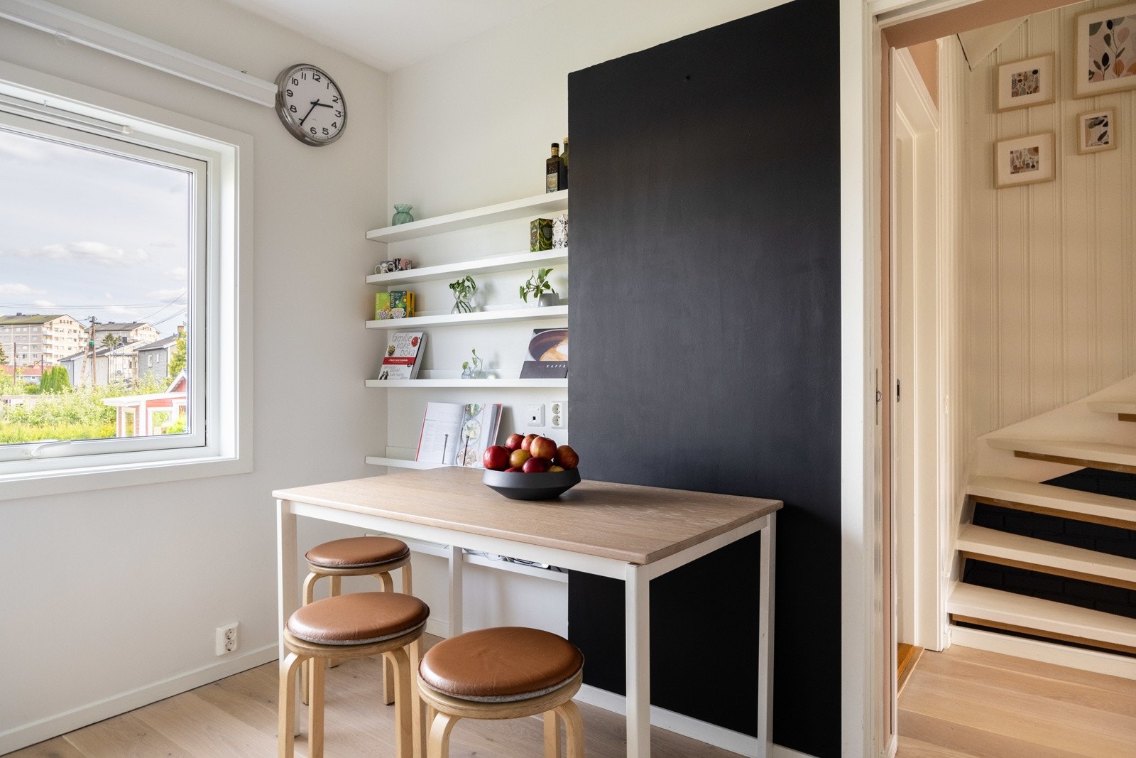 Kjøkkenet har skyvedør som gjør at man kan kokkelere uten å forstyrre sovende barn. Galleribilde