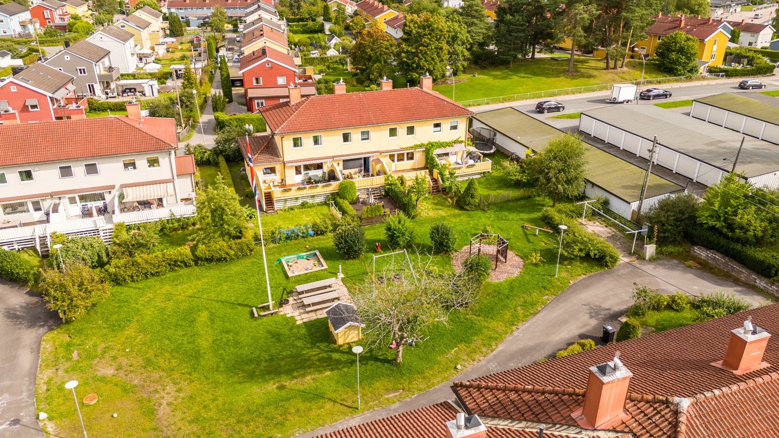 Boligen ligger i et barnevennlig område med hyggelig naboskap. Galleribilde