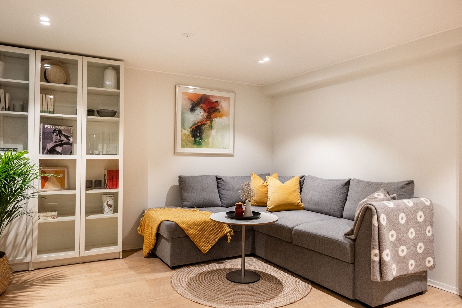 I underetasjen er det en romslig kjellerstue som kan brukes som en ekstra stue, lagring eller det man måtte ønske Galleribilde