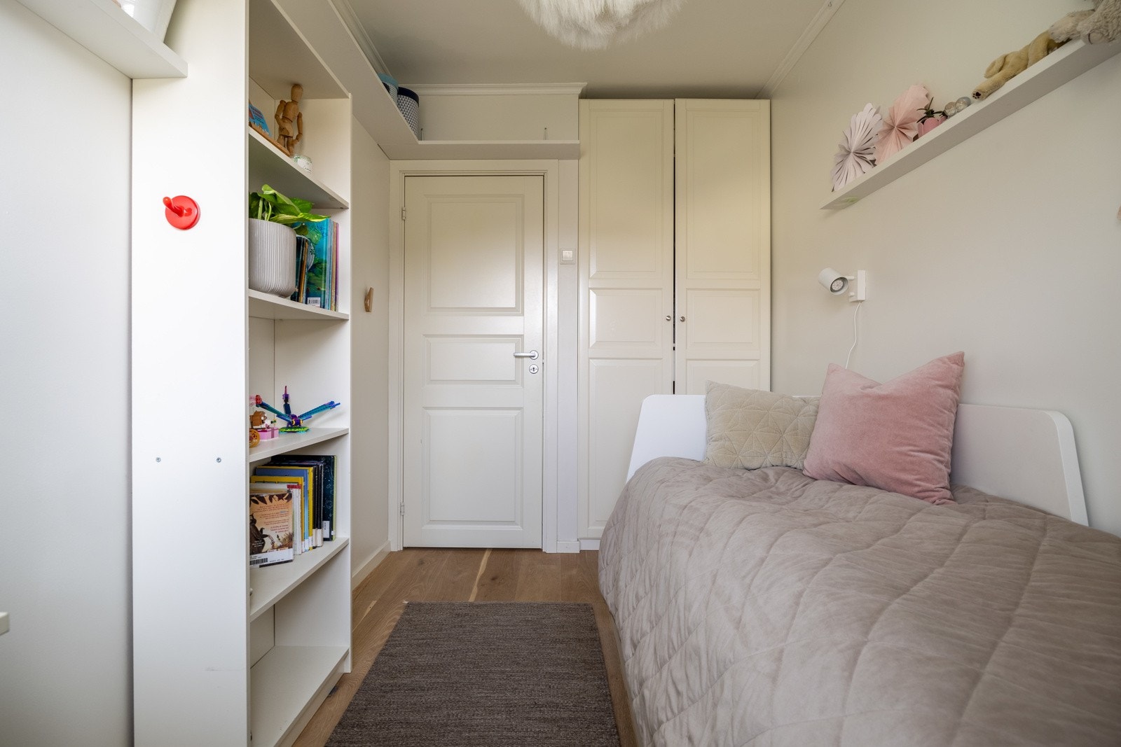 Begge de mindre rommene egner seg godt som barnerom. Galleribilde