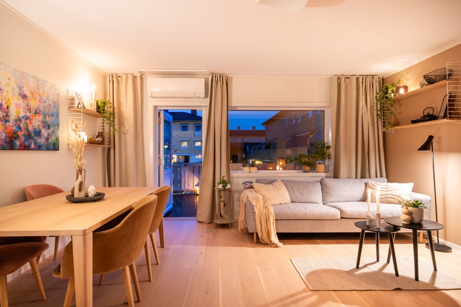 Fra stuen er det utgang til en vestvendt terrasse. Galleribilde