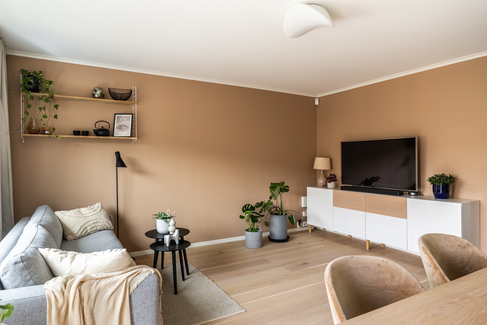 Boligen har store vindusflater som slipper inn mye naturlig lys. Galleribilde