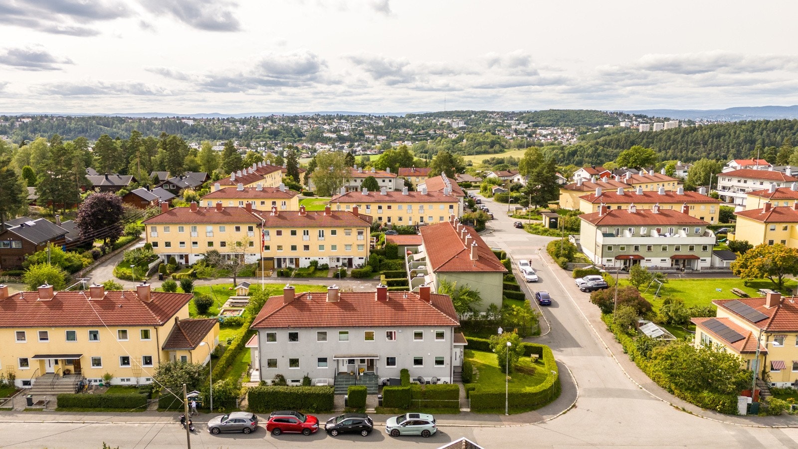 Denne boligen har en fantastisk beliggenhet i et svært attraktivt og barnevennlig område på Ulsrud/Bøler. Galleribilde