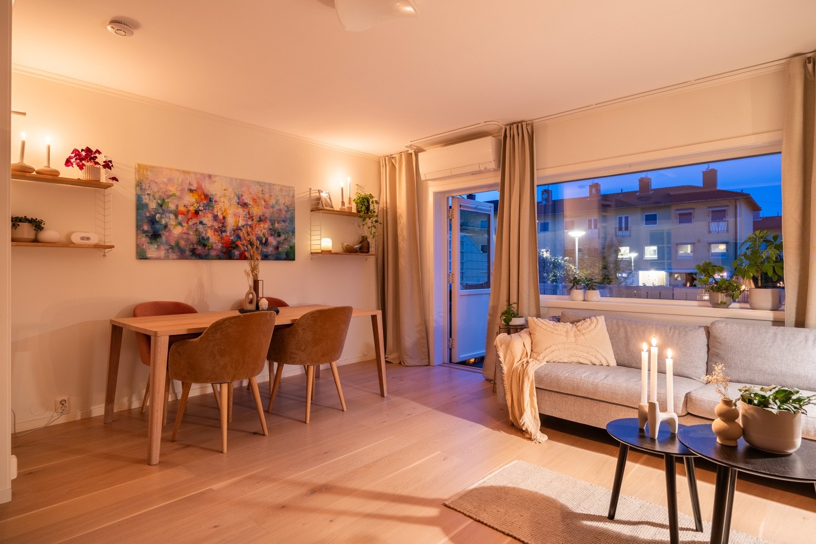 Varmepumpe i stuen som sørger for en jevn temperatur. Galleribilde