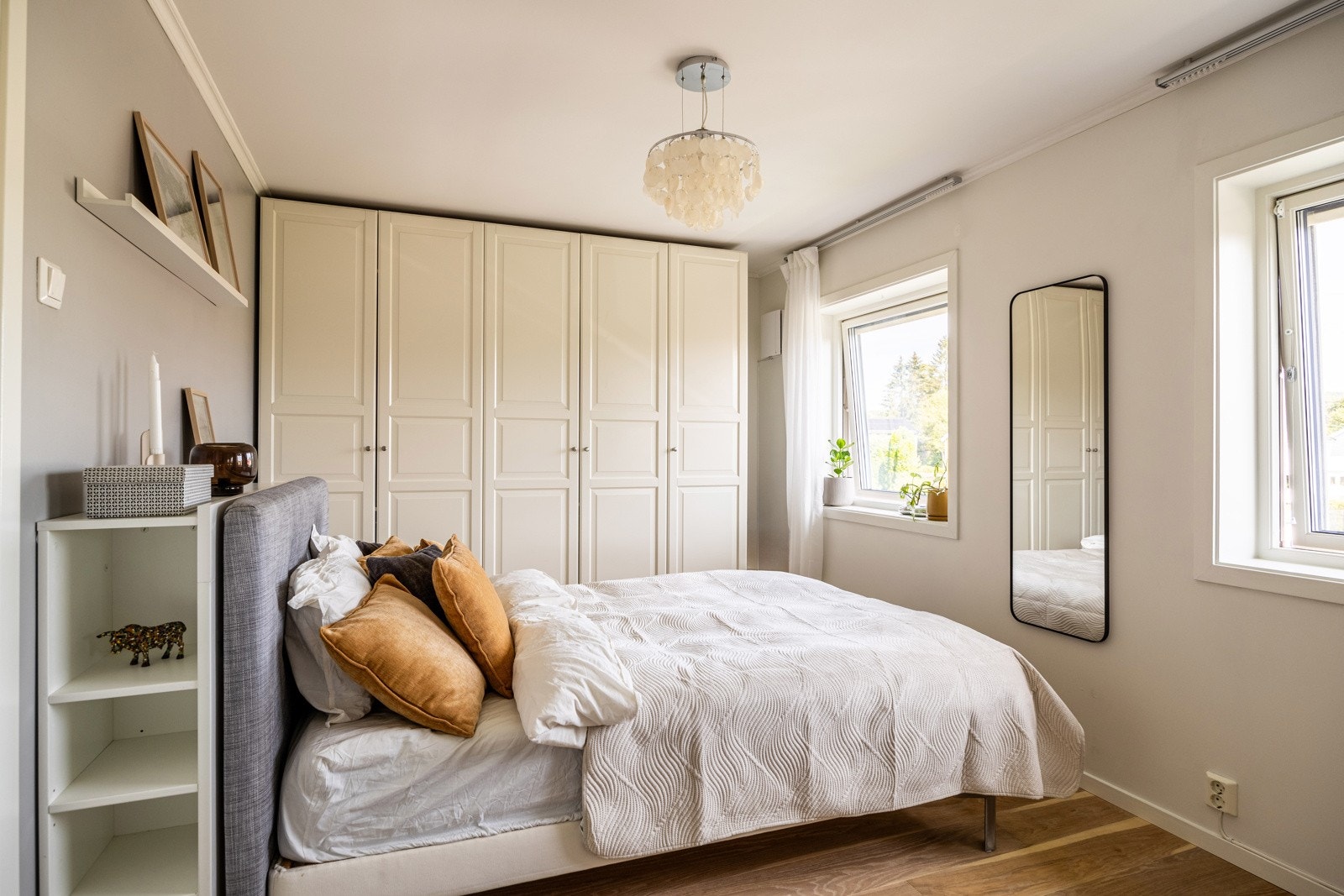 Boligen har tre soverom som alle er lys-, lyd- og varmeisolert. Galleribilde