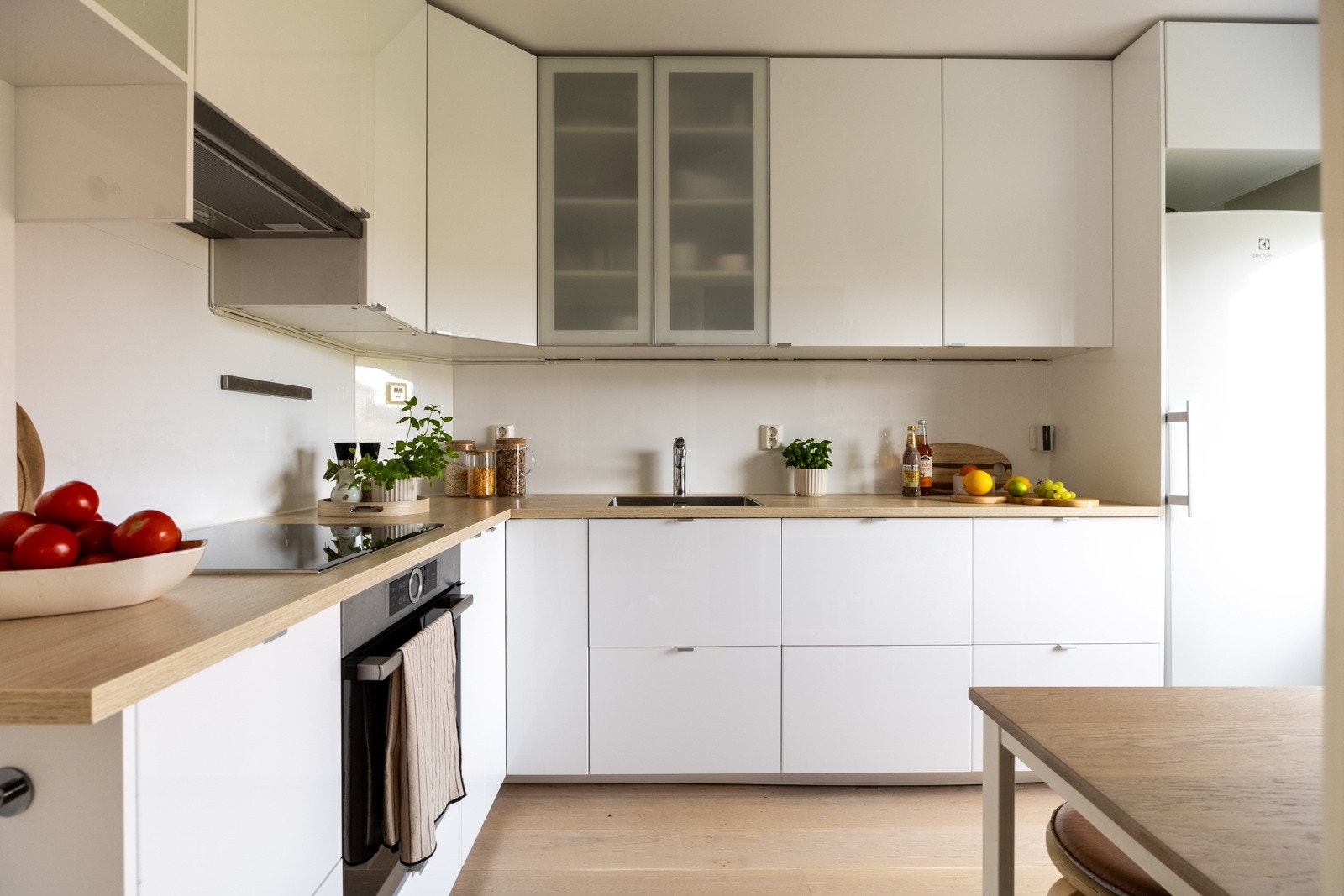 IKEA kjøkkeninnredning fra 2017 med slette fronter og benkeplate i laminat med stålvask. Galleribilde