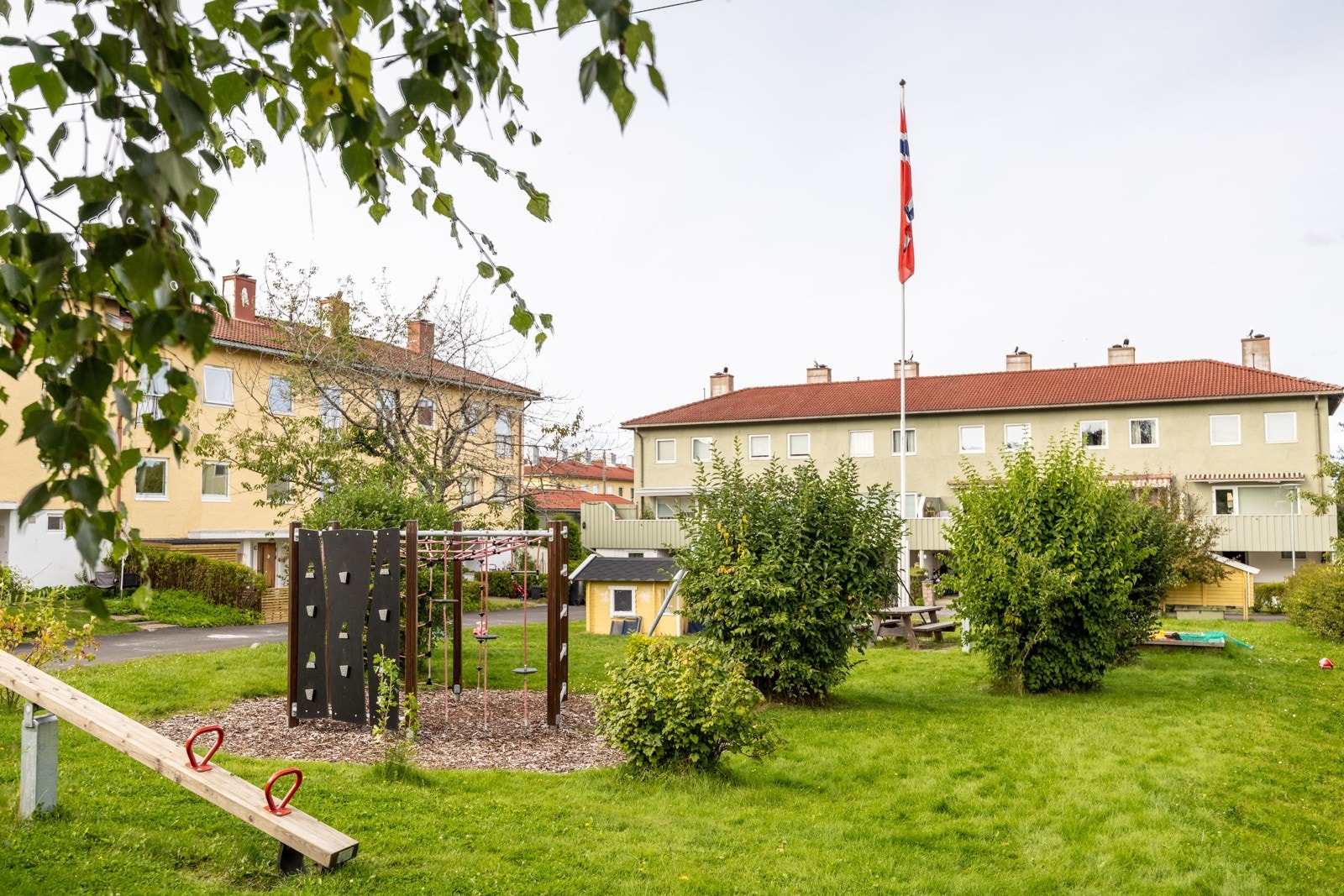 Enkel tilgang til bilfritt tun med lekeplass der barna kan leke fritt. Galleribilde