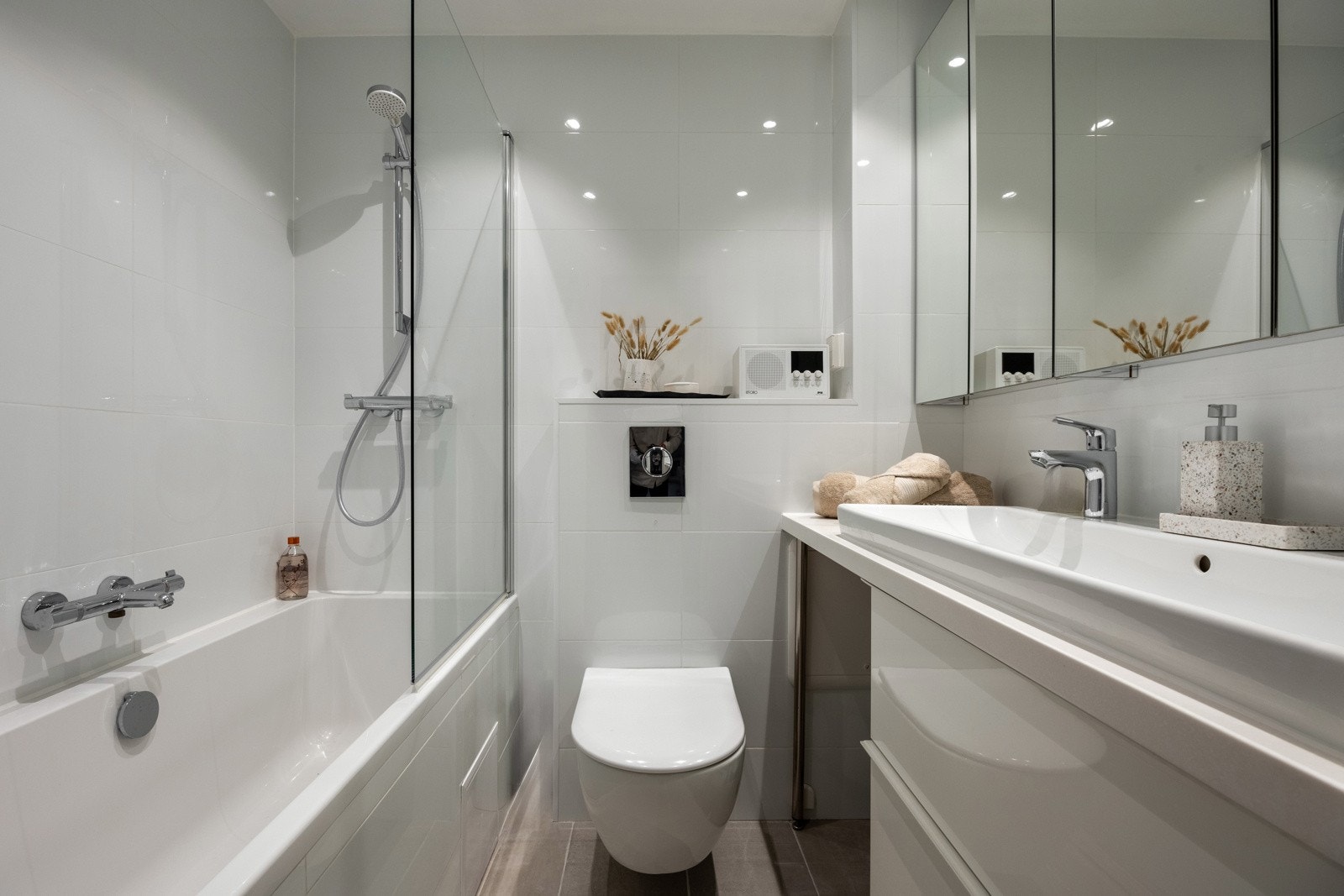 Helfliset bad fra 2017 med badekar. Galleribilde