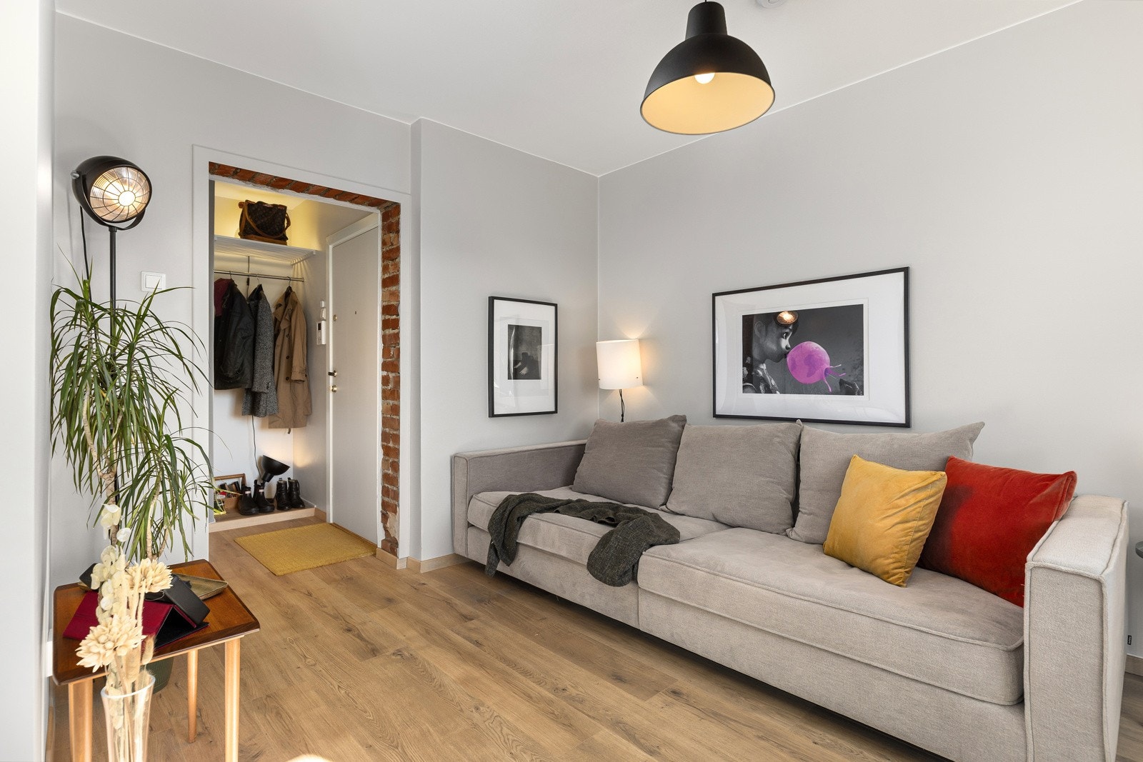 Stue med plass til sofa etc Galleribilde