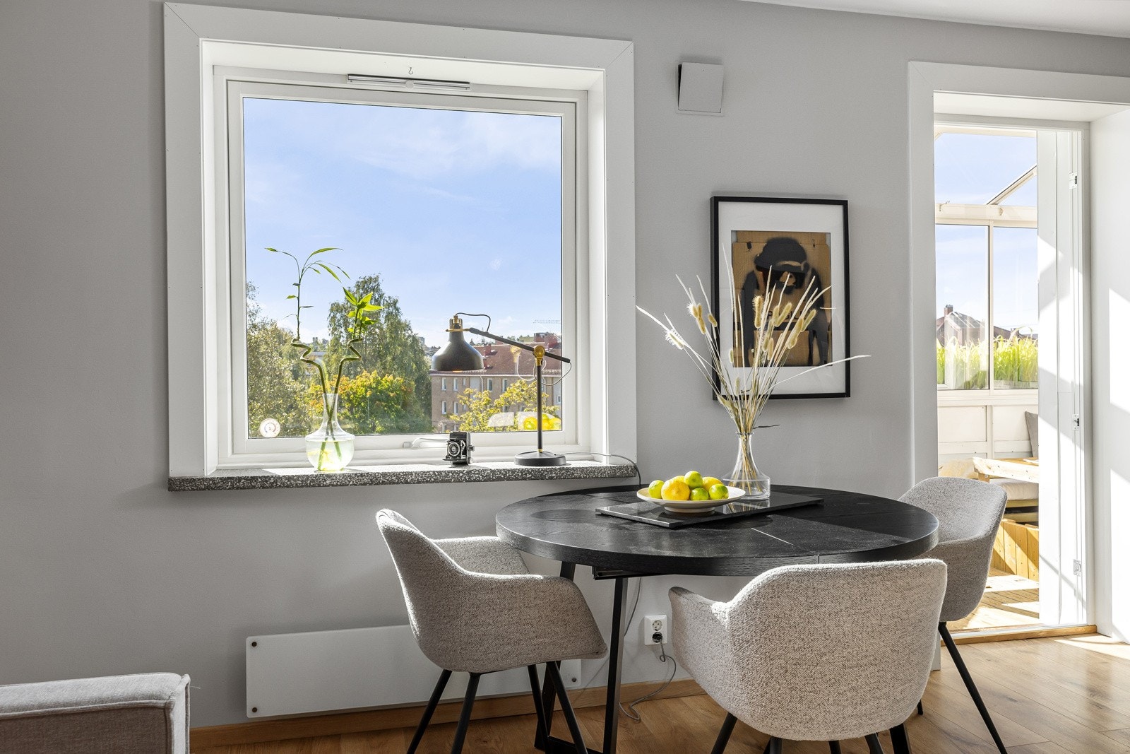 Mye naturlig lys via store glassflater Galleribilde