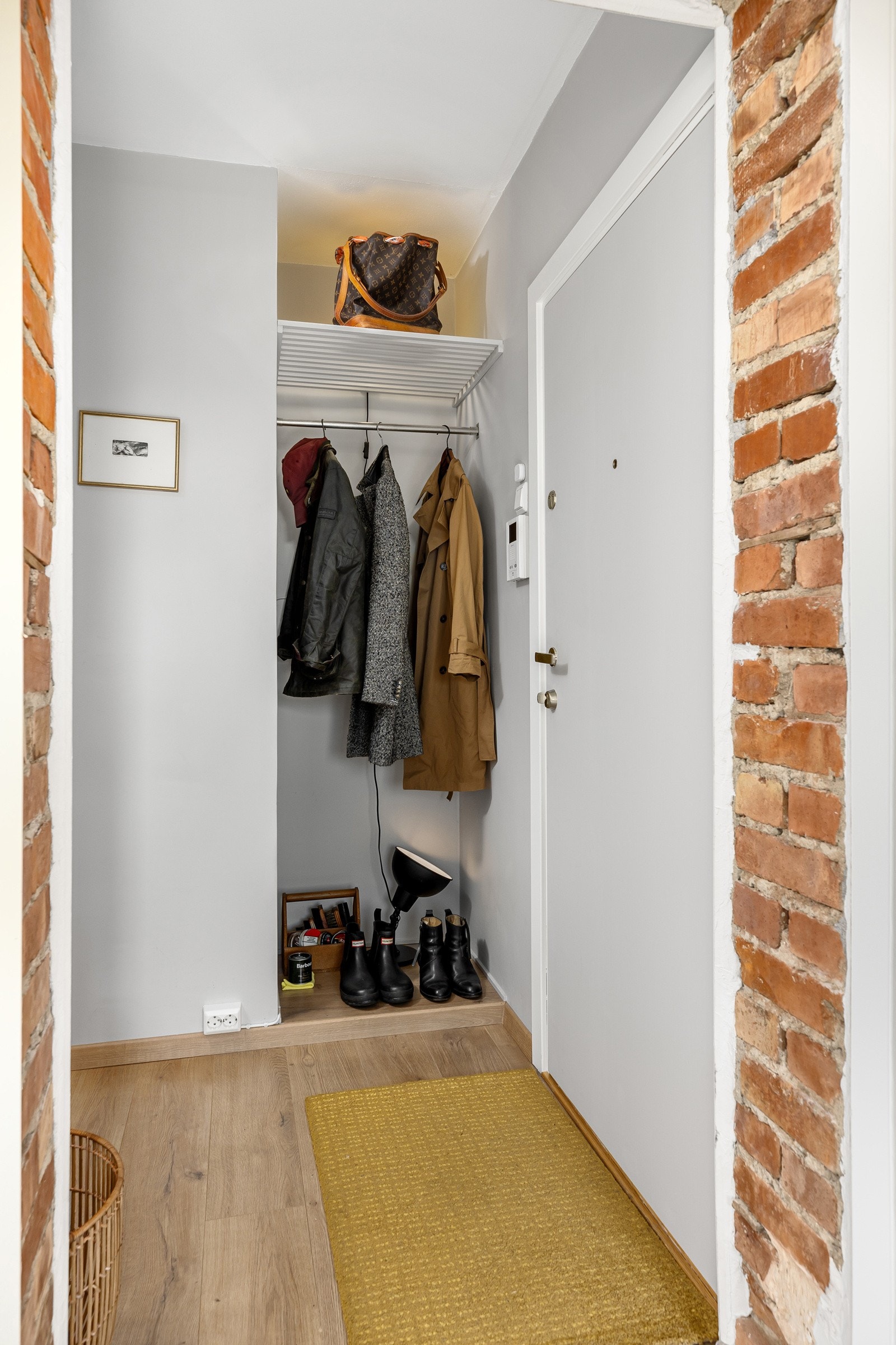 Åpen garderobe rett innenfor inngangsdøren Galleribilde