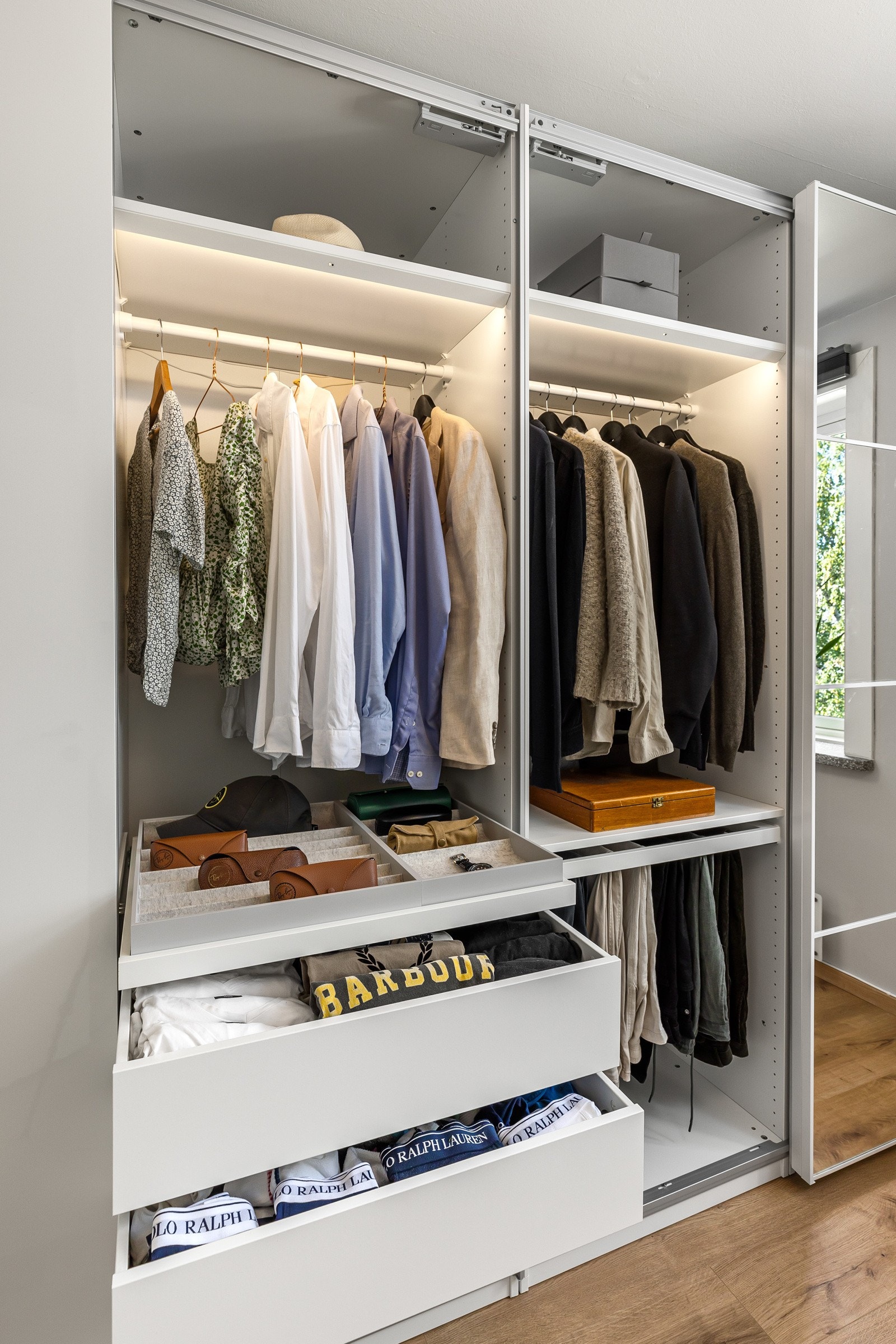 Detaljbilde garderobe Galleribilde