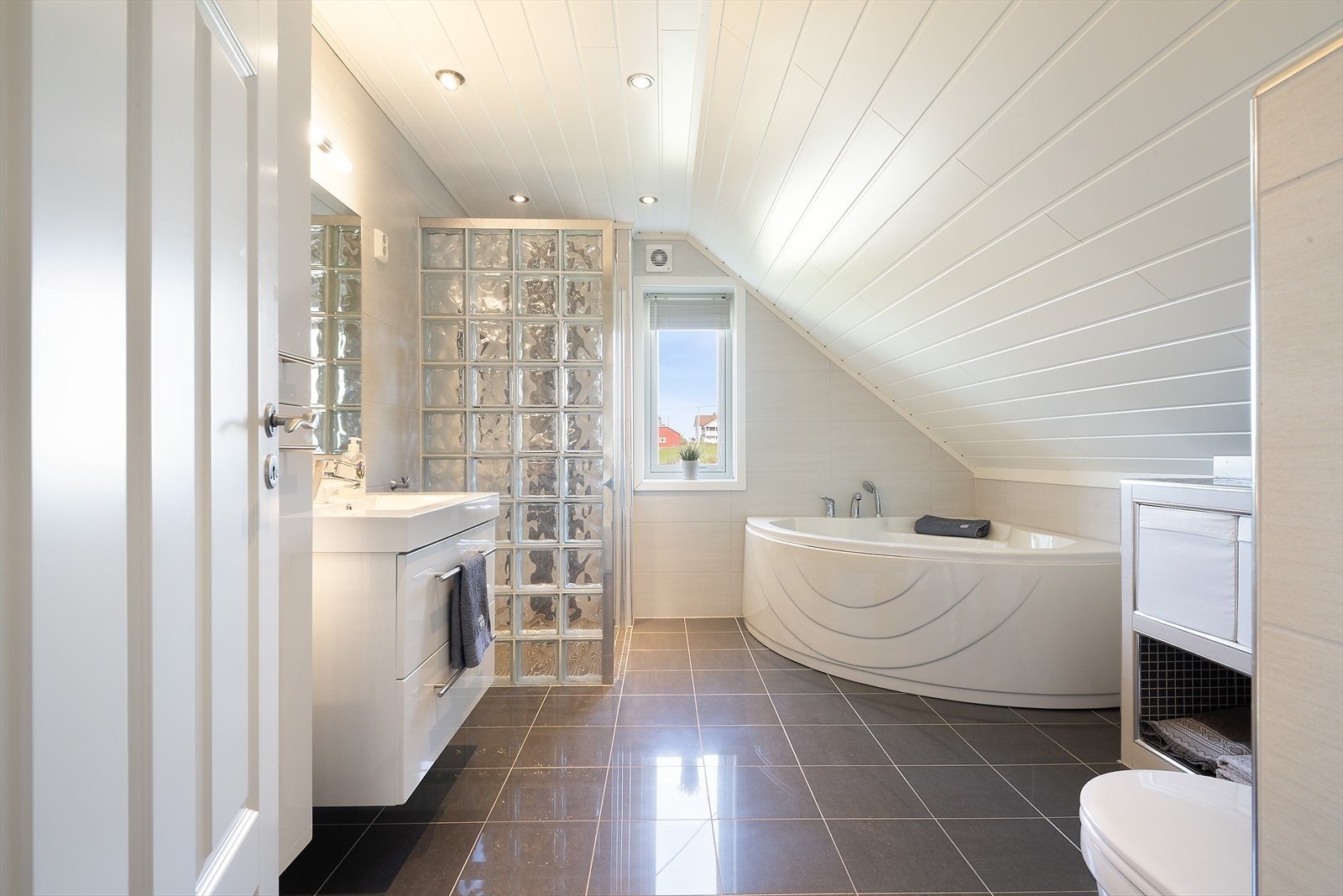 Bad med dusjnisje og badekar. Galleribilde