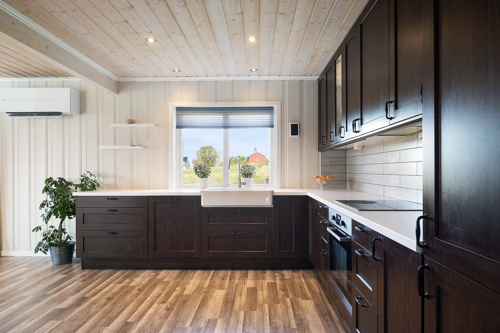 Her er det godt med benkeplass og hyggelig utsyn fra kjøkkenvinduet. Galleribilde