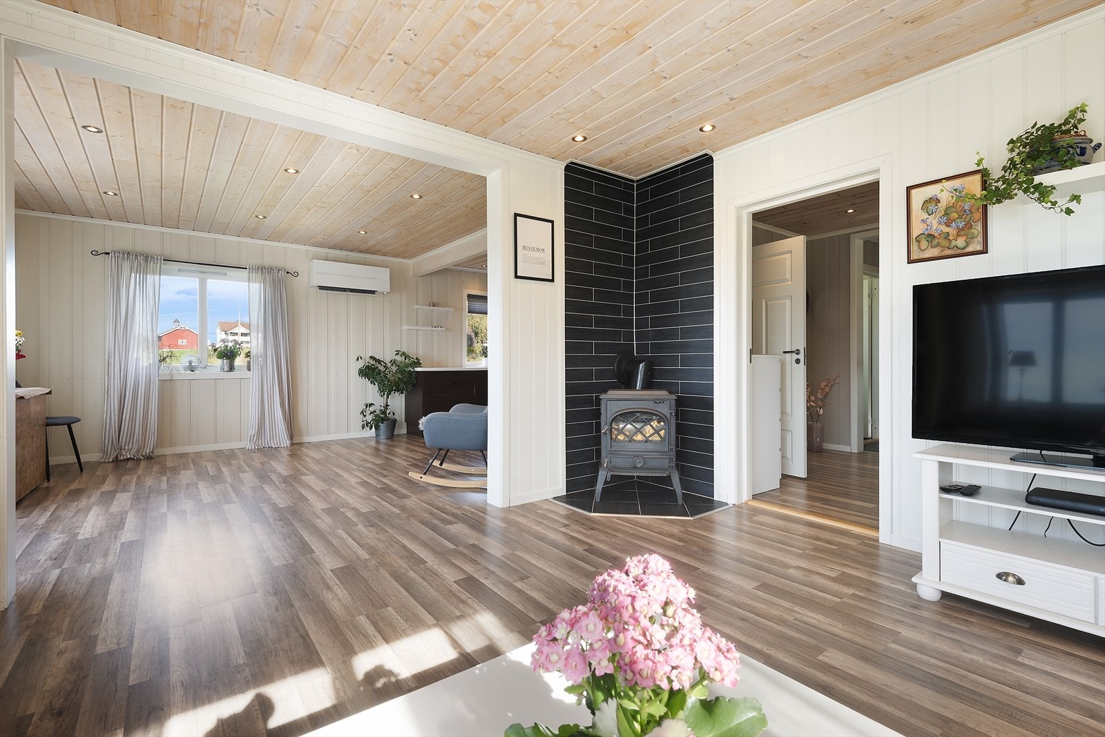 Vedfyring i boligen gir god varme på kjølige kvelder. Galleribilde