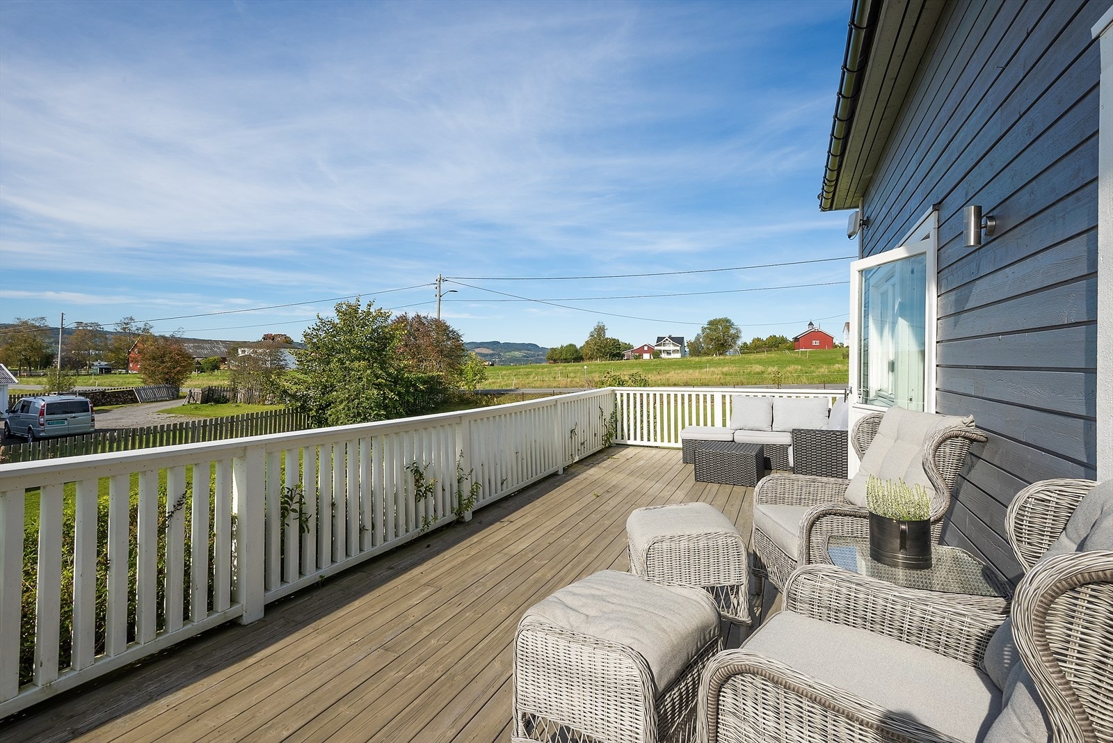 God plass for møblering av utemøbler. Galleribilde