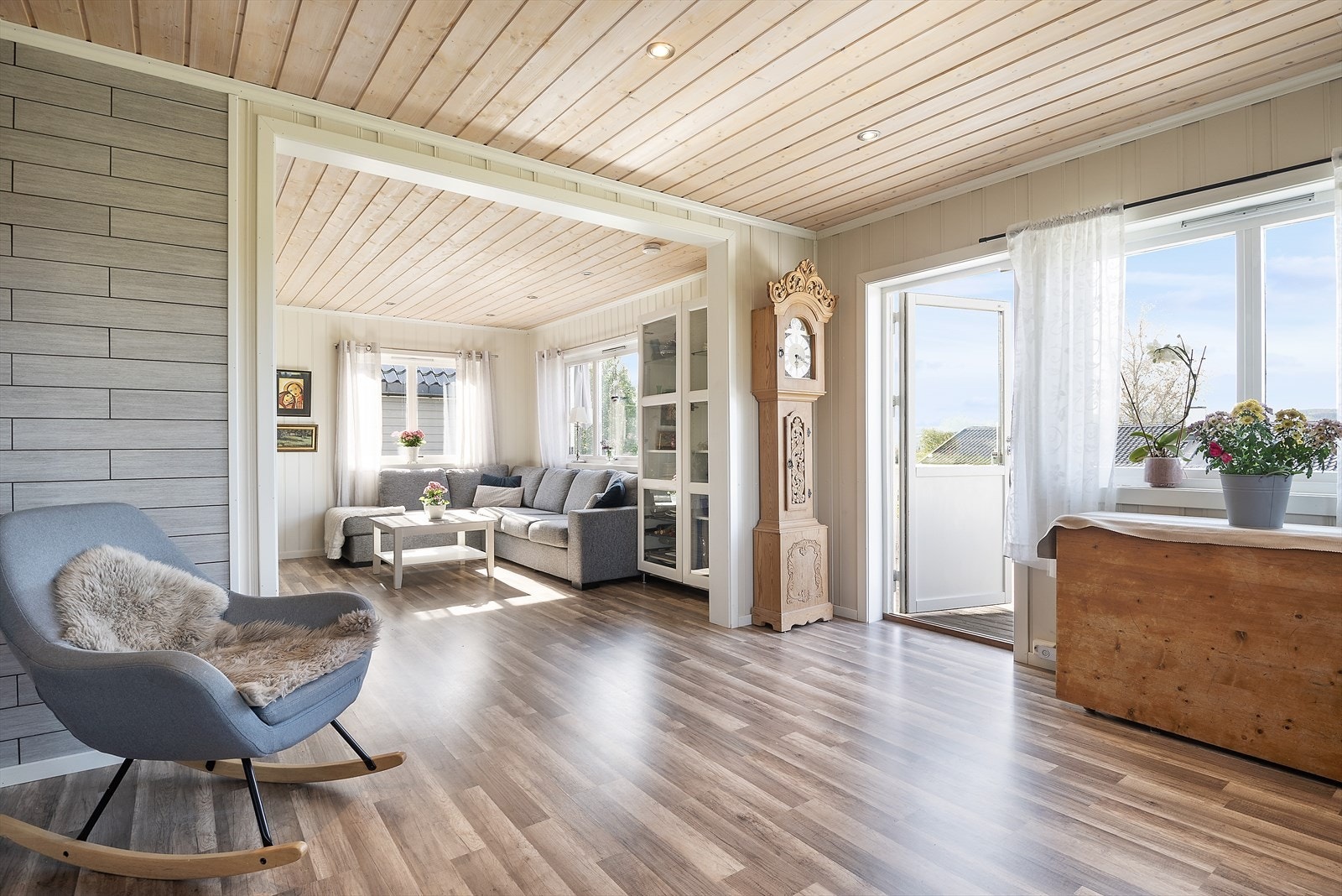 Utgang til veranda hvor man kan nyte solrike dager. Galleribilde