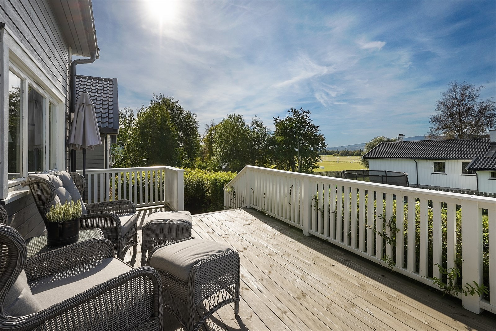 Koselig veranda hvor man kan nyte lange sommer- og høstkvelder. Galleribilde