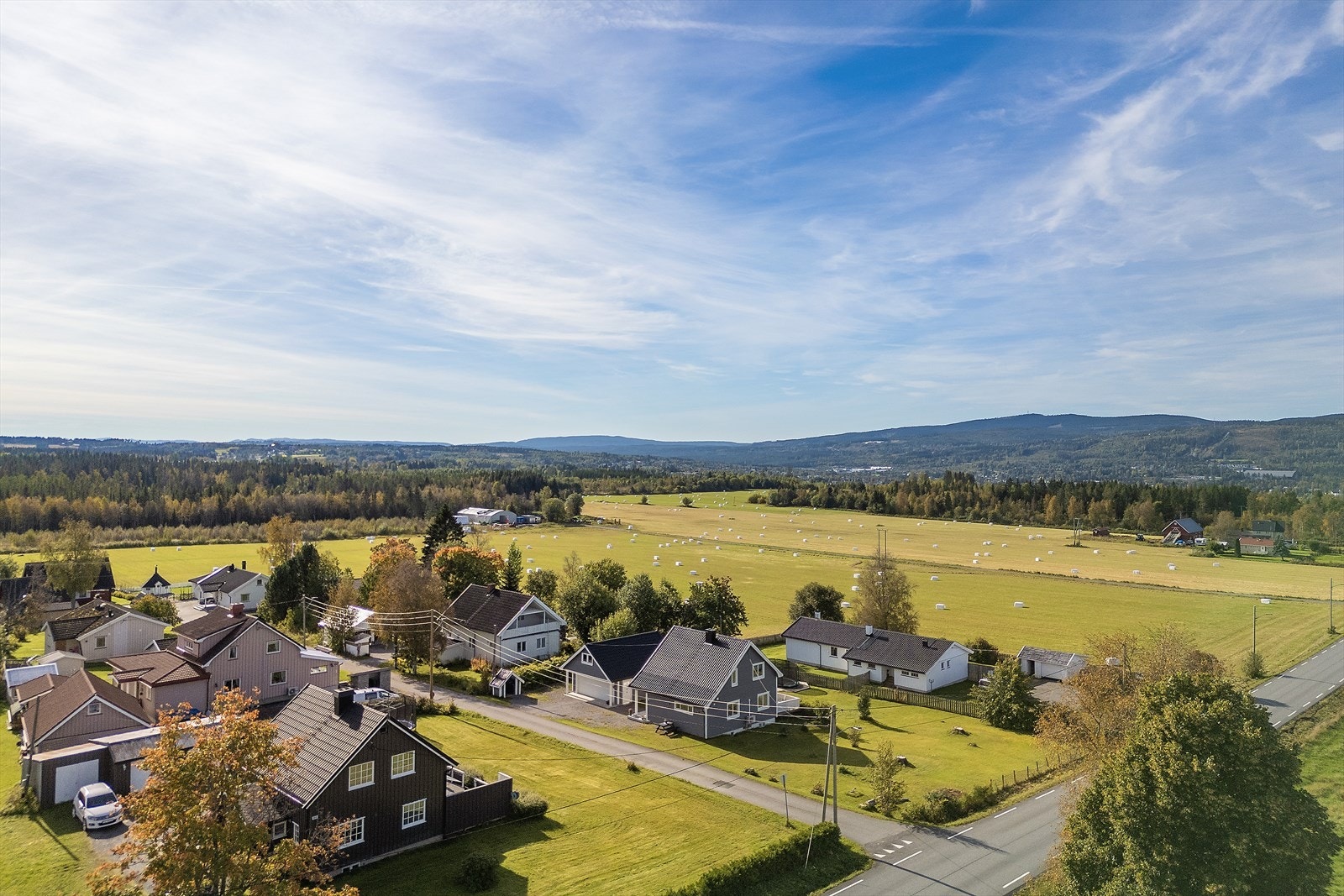 Boligbebyggelse om landbruk i området rundt. Galleribilde