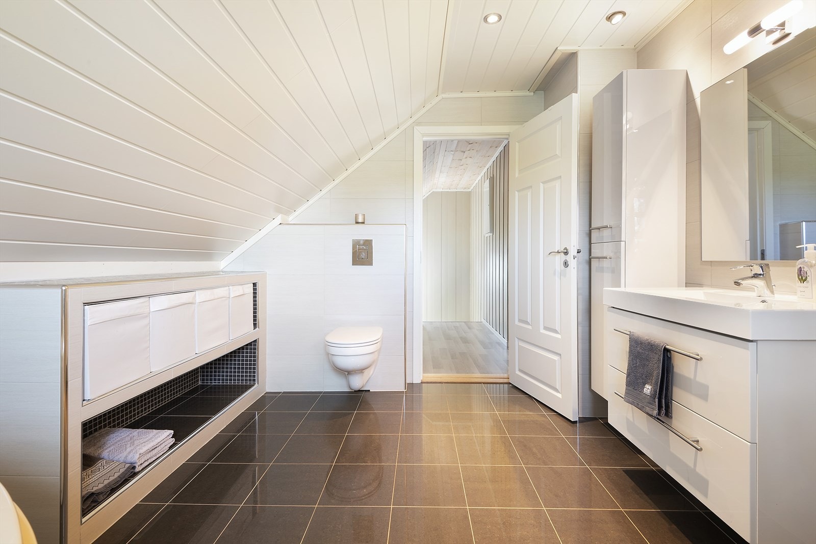 Lys baderomsinnredning. Galleribilde