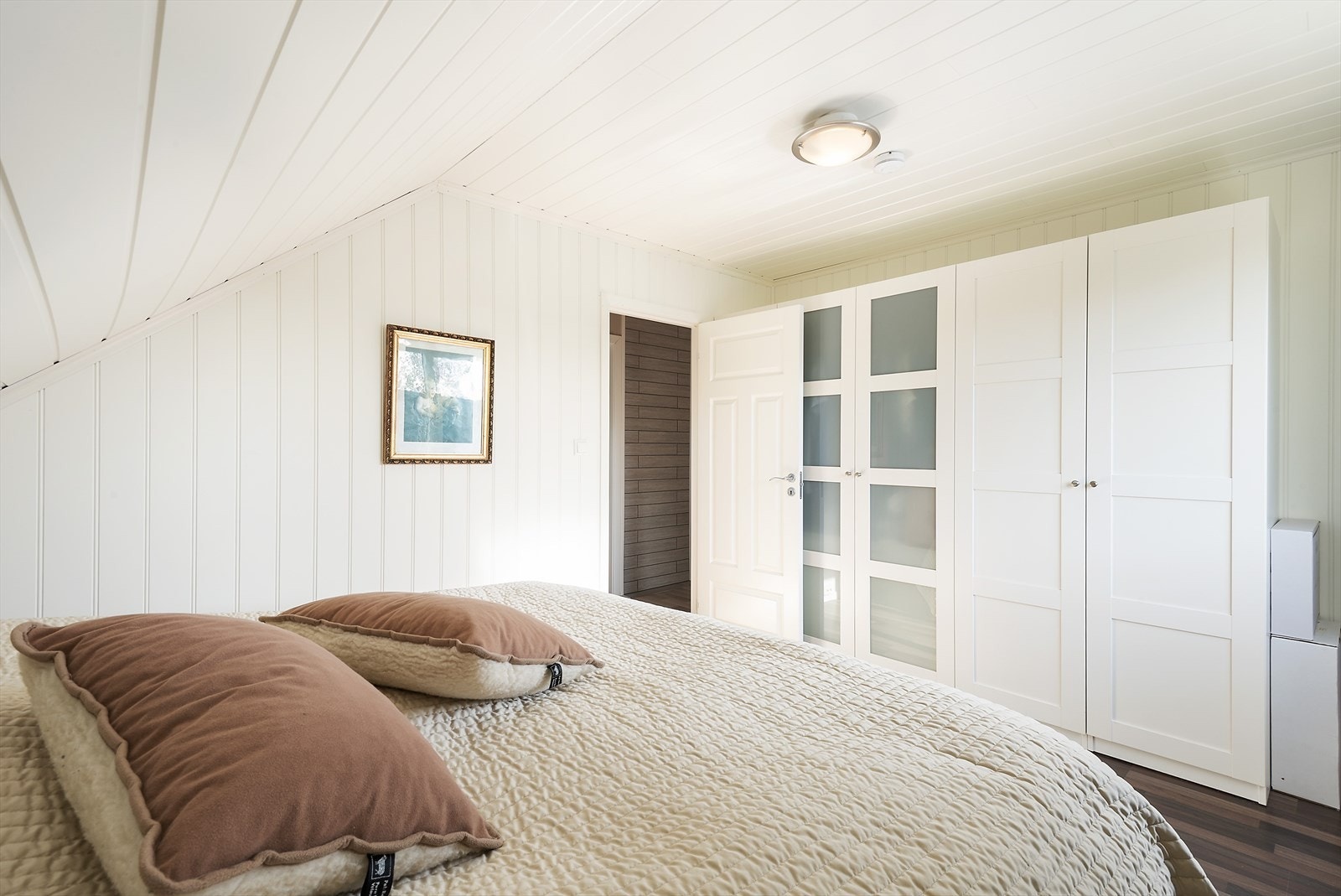 Godt med garderobeskap på soverommet. Galleribilde