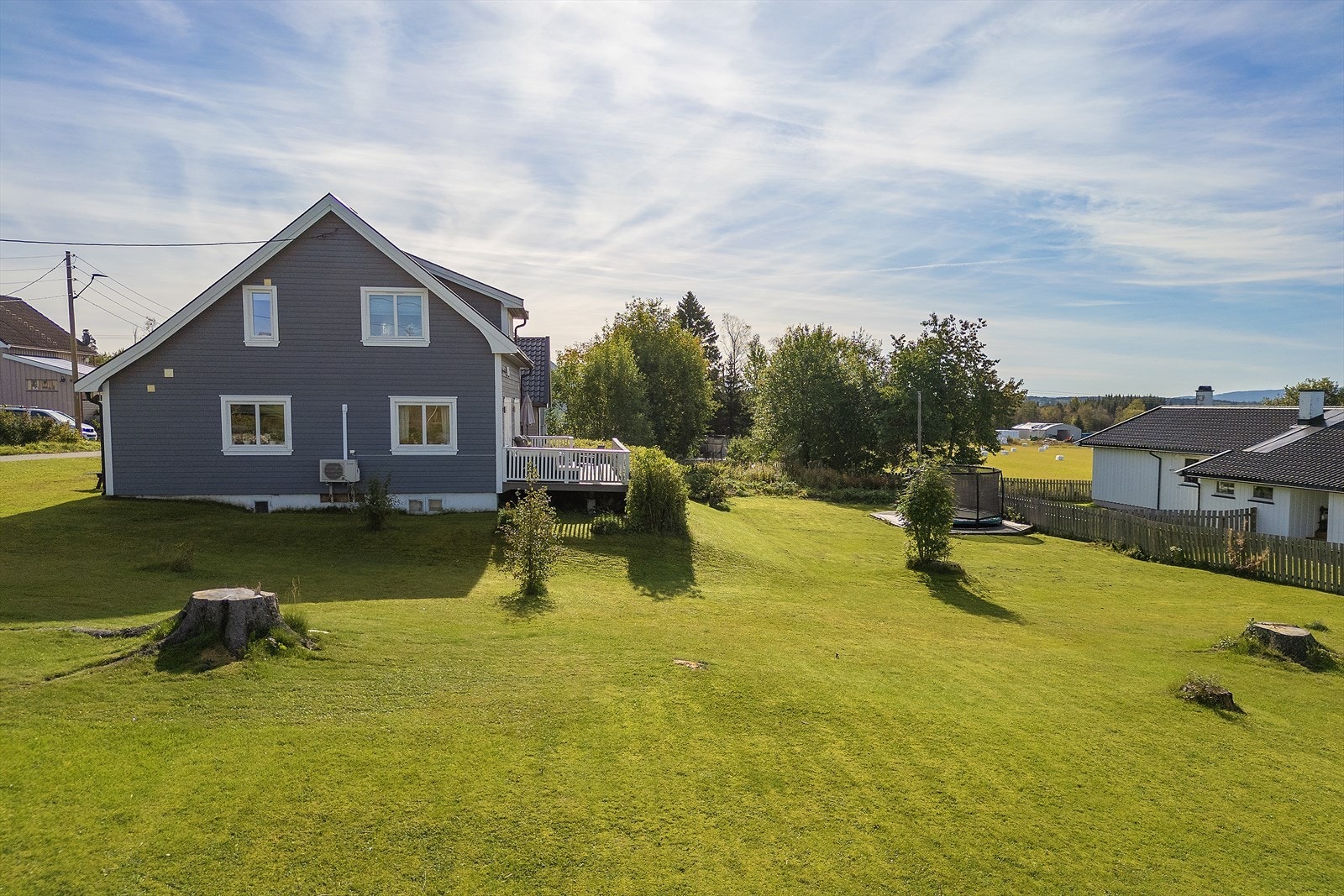 Tomt med plen og beplantning. Galleribilde