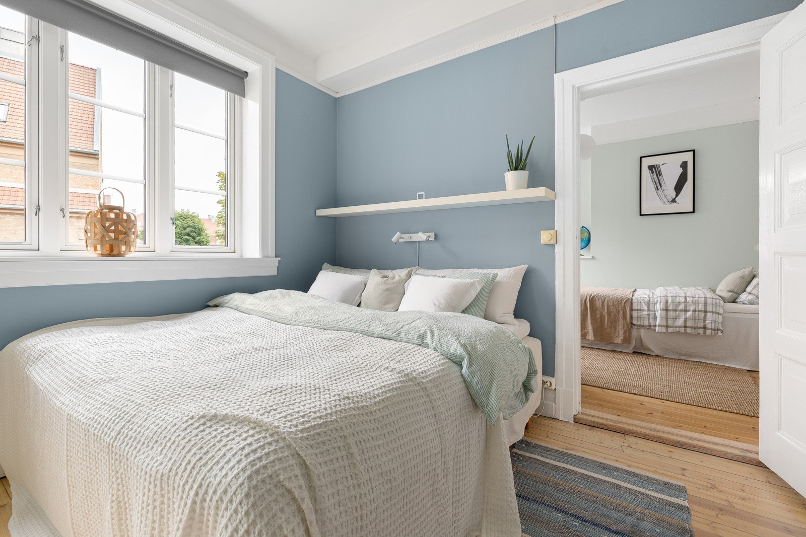 Hovedsoverommet er av god størrelse, med god plass til dobbeltseng Galleribilde