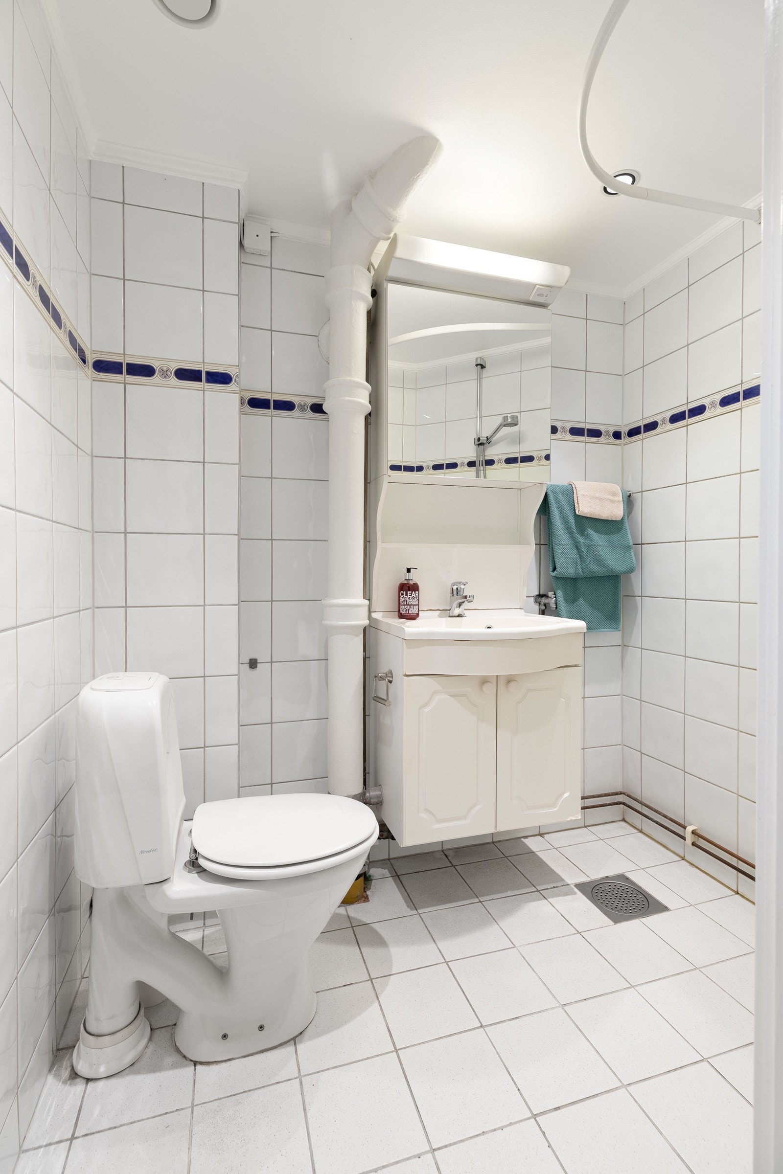 Flislagt baderom i lys utførelse Galleribilde