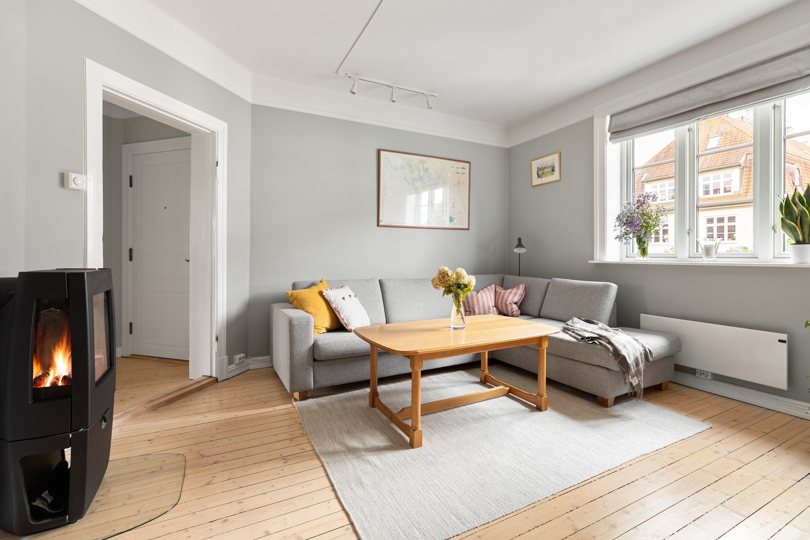 Leiligheten nyter en flott planløsning med store, luftige rom Galleribilde