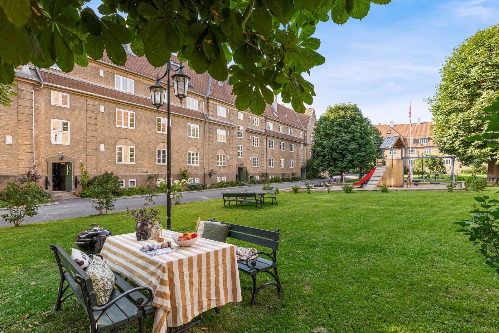 Lindern Hageby fremstår som en sjarmerende oase midt i byen med solrike og fine uteplasser i felles bakgård Galleribilde