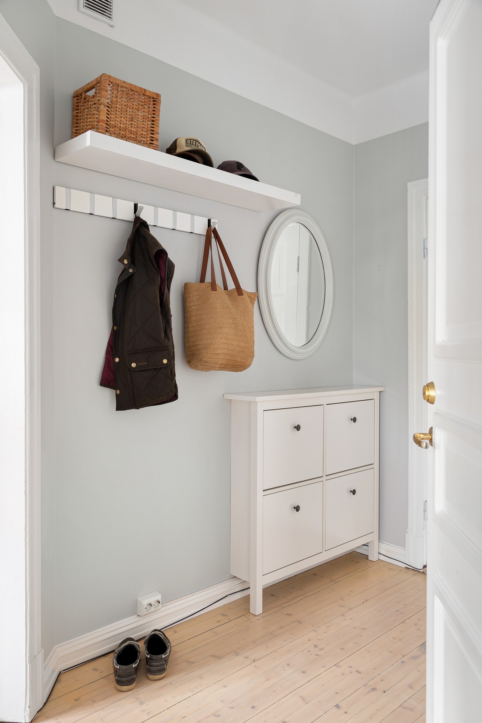 Lys og innbydende entré med plass til oppbevaring av sko- og yttertøy Galleribilde