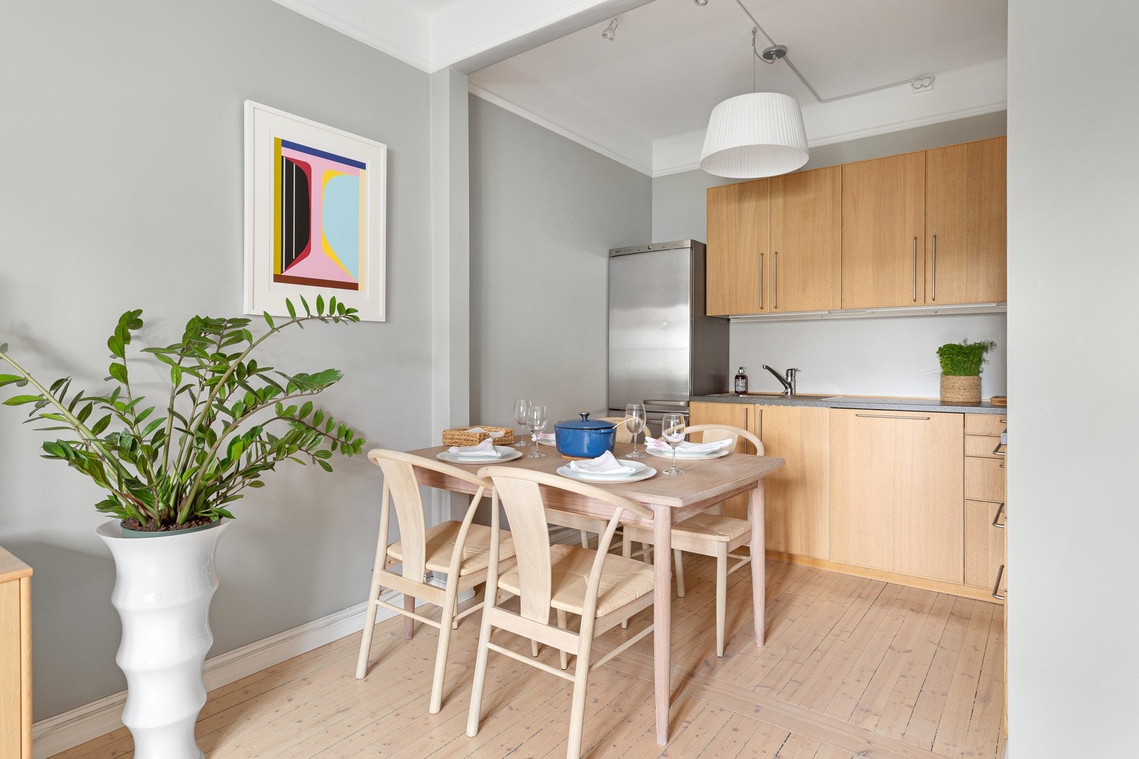 Kjøkken i delvis separat løsning, med plass til spisebord Galleribilde