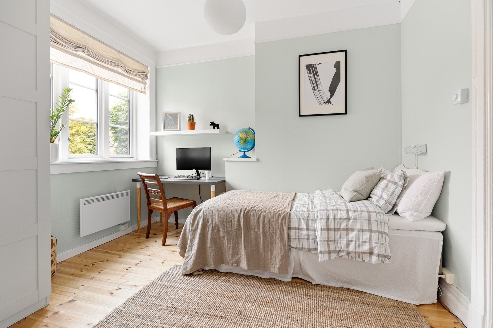 Soverom 2 er også av god størrelse med plass til seng, pult og garderobeløsning Galleribilde