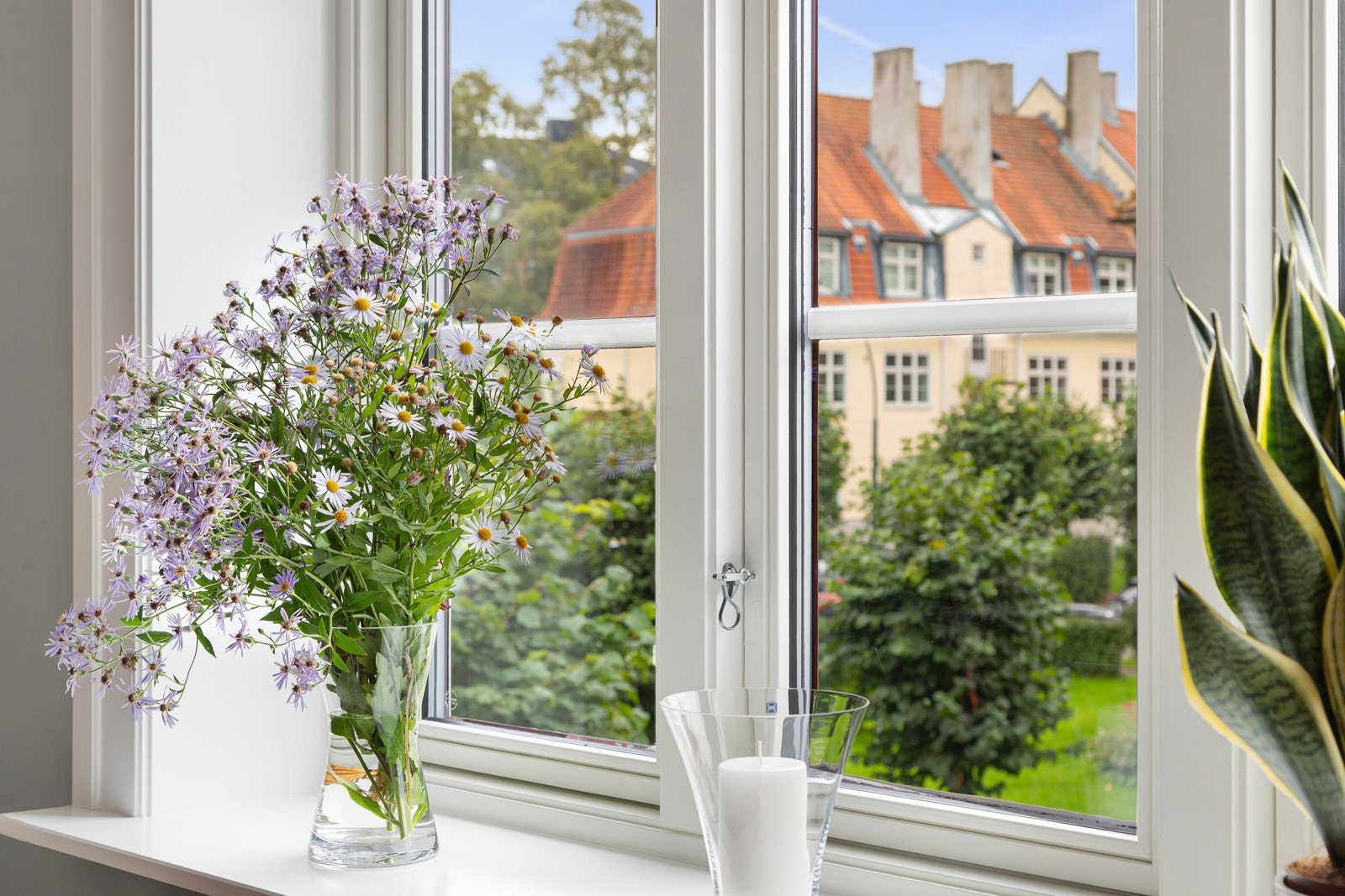 Det er store vindusflater med dype karmer som sikrer gode lysforhold til rommet. Alle vinduer i leiligheten ble skiftet i 2012 Galleribilde